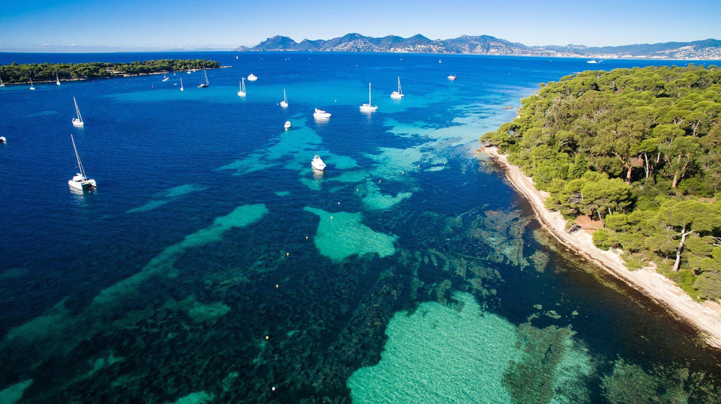 Mouillage aux îles de Lérins face à Cannes et à l'Estérel