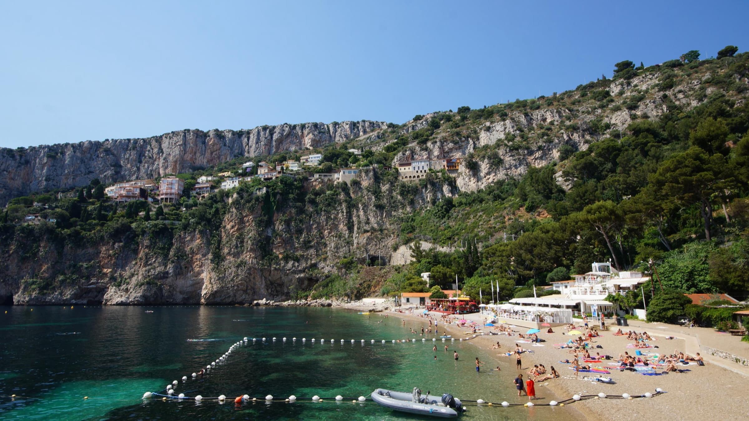 La plage de la Mala à Cap-d'Ail, mouillage phare au départ de Monaco