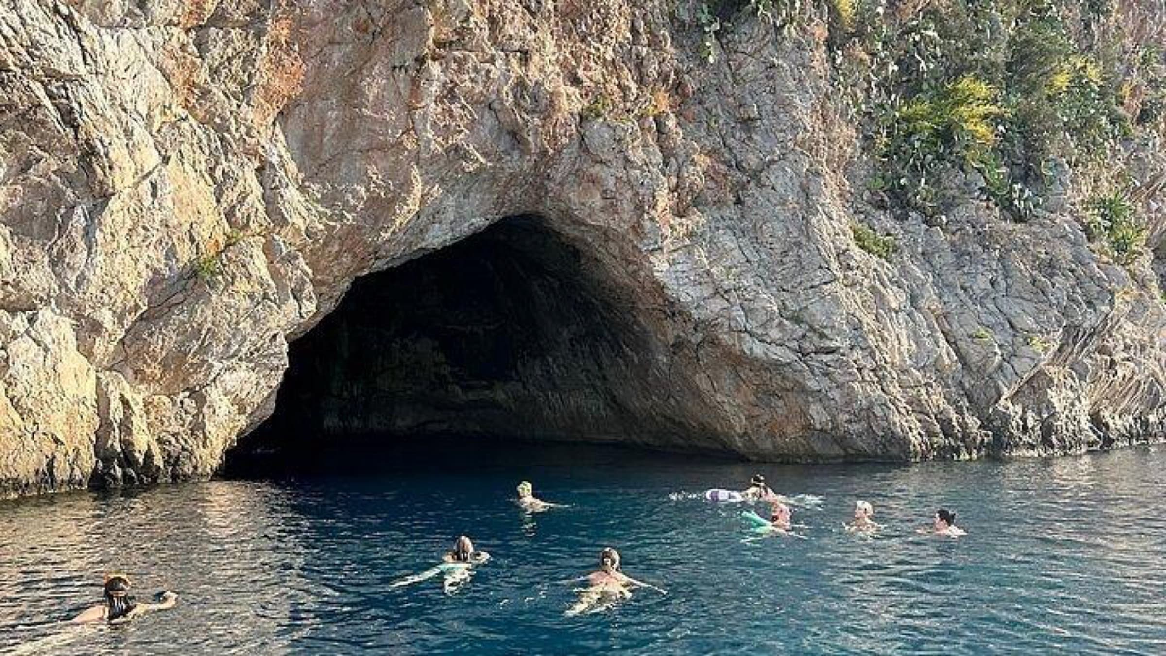 La grotte marine de Cap-d'Ail, mouillage au départ de Monaco