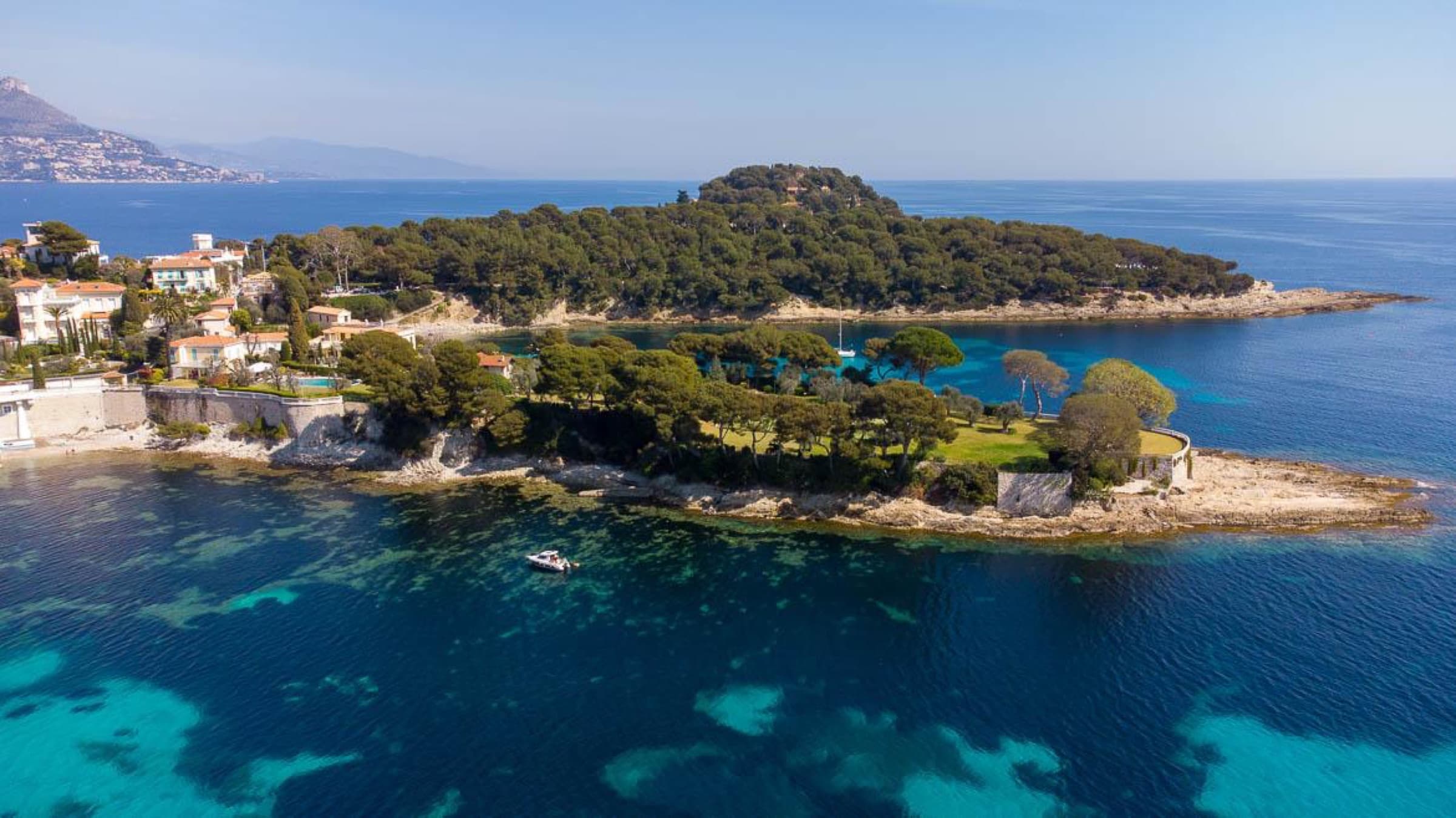 La pointe du Cap-Ferrat et ses villas au bord d'eaux turquoise