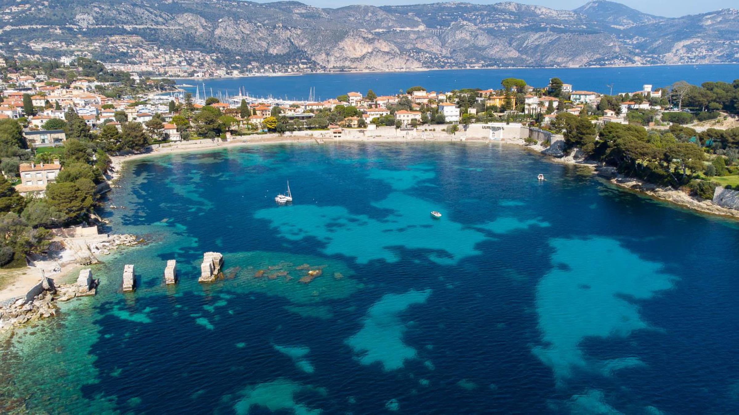 Crique du Cap-Ferrat aux eaux transparentes, au départ de Nice
