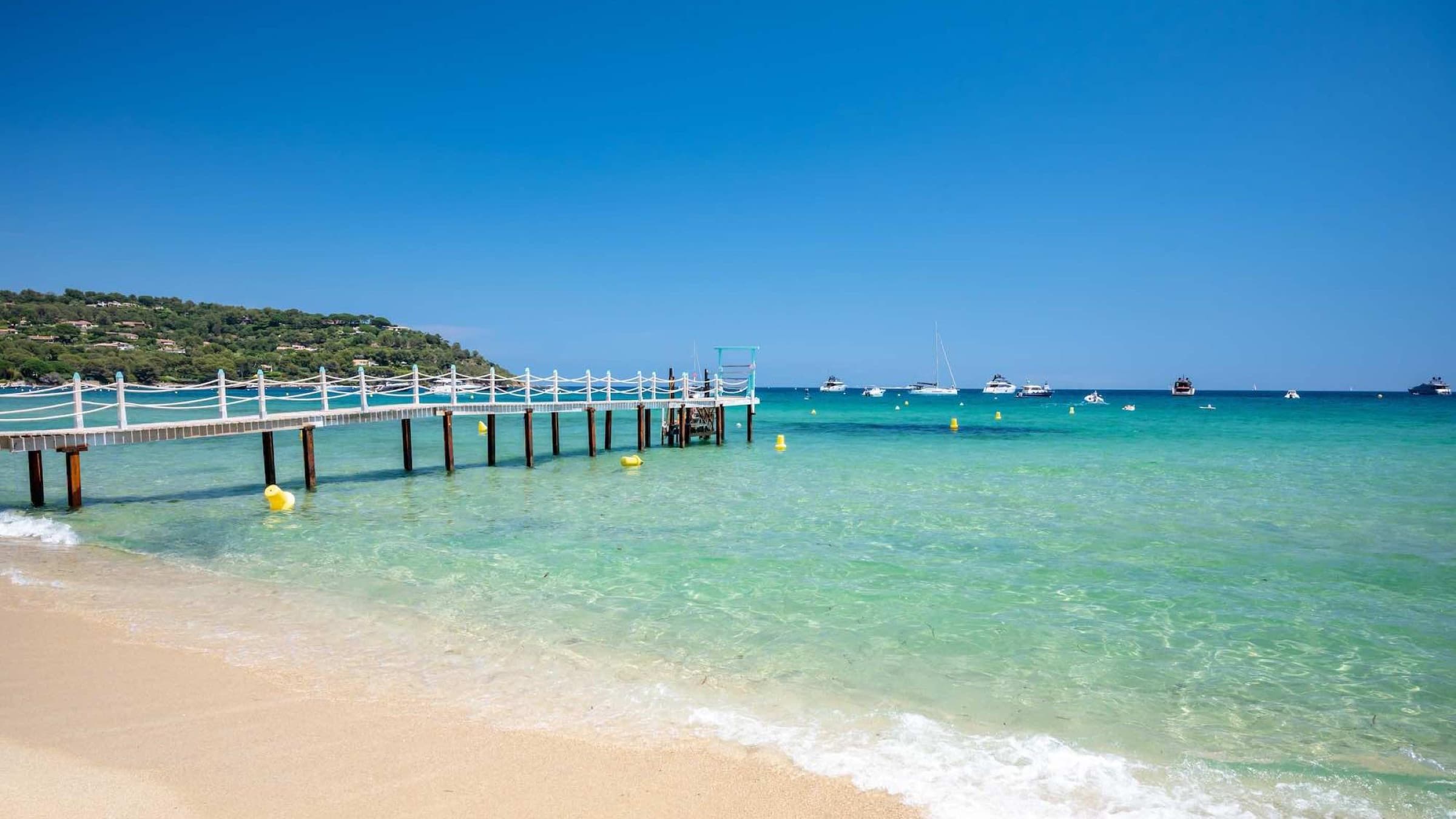 La plage de Pampelonne et son ponton près de Saint-Tropez