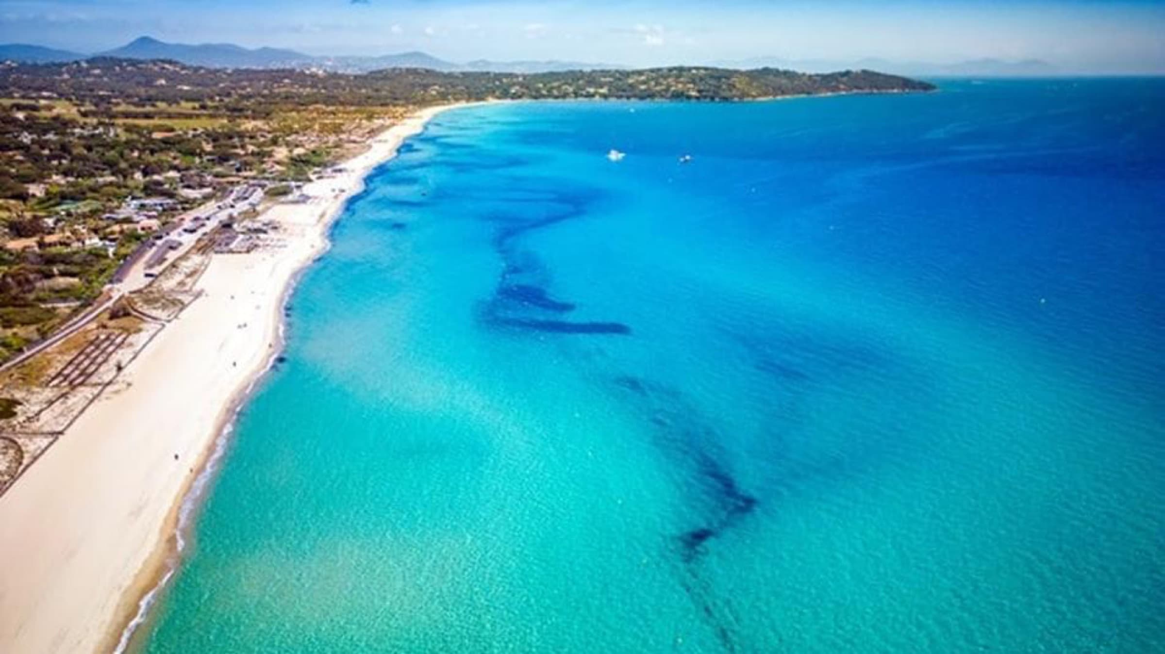 La grande plage de Pampelonne aux eaux turquoise, près de Saint-Tropez