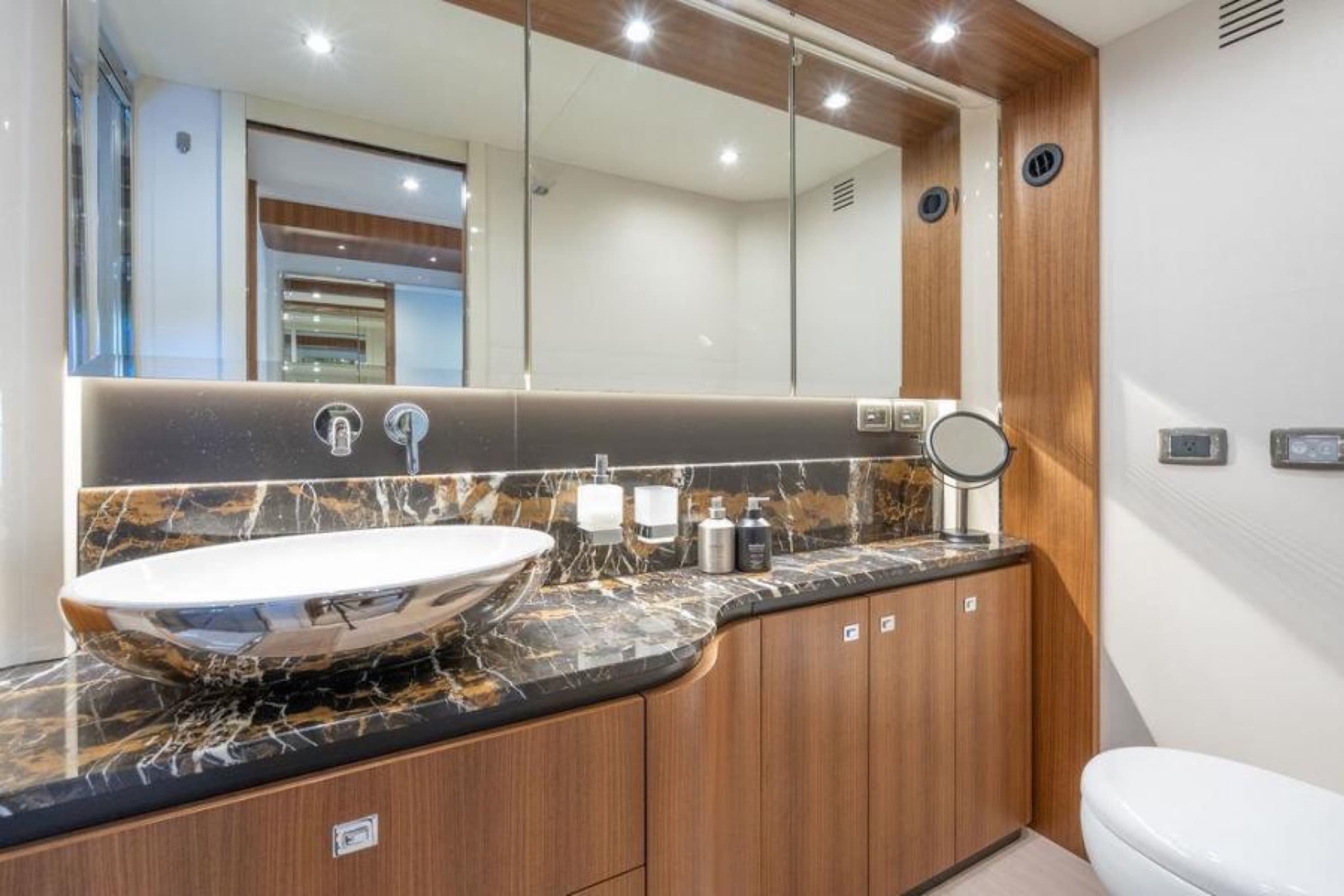 Le Absolute Navetta 58 en location sur la Côte d'Azur, vue 3