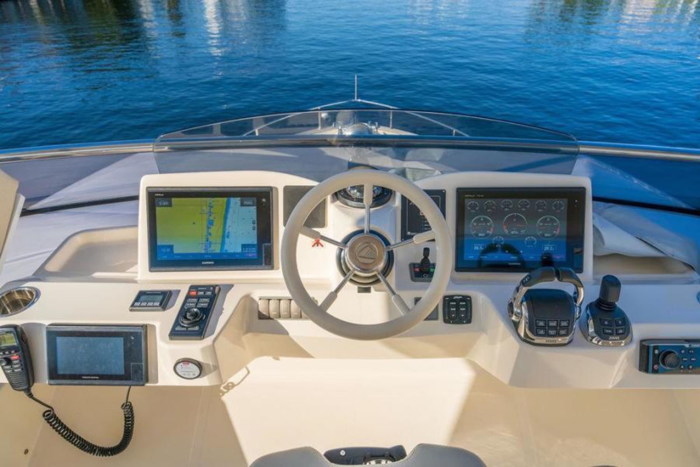 Le Absolute Navetta 58 en location sur la Côte d'Azur, vue 7
