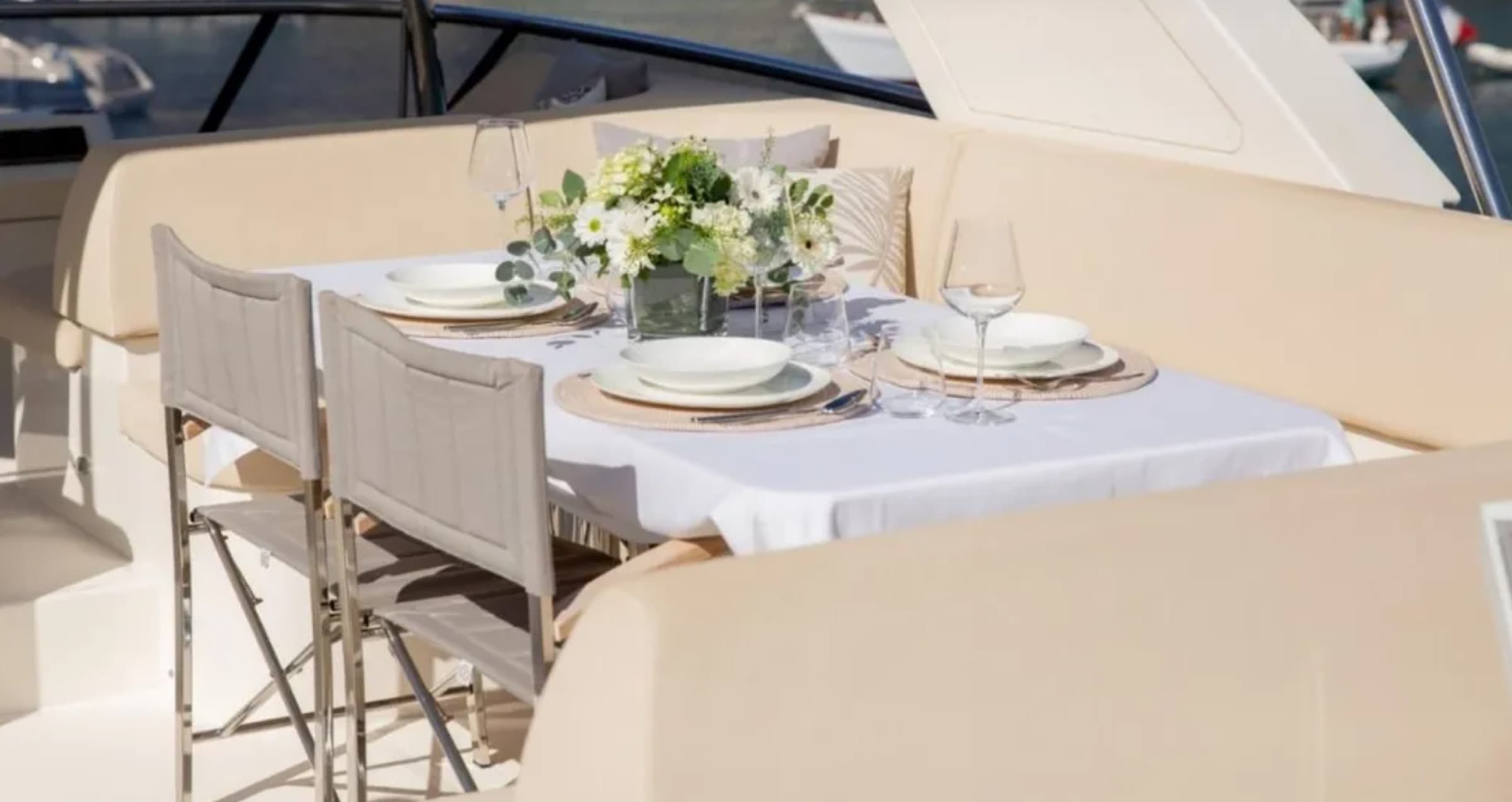 Le Absolute Navetta 58 en location sur la Côte d'Azur, vue 11