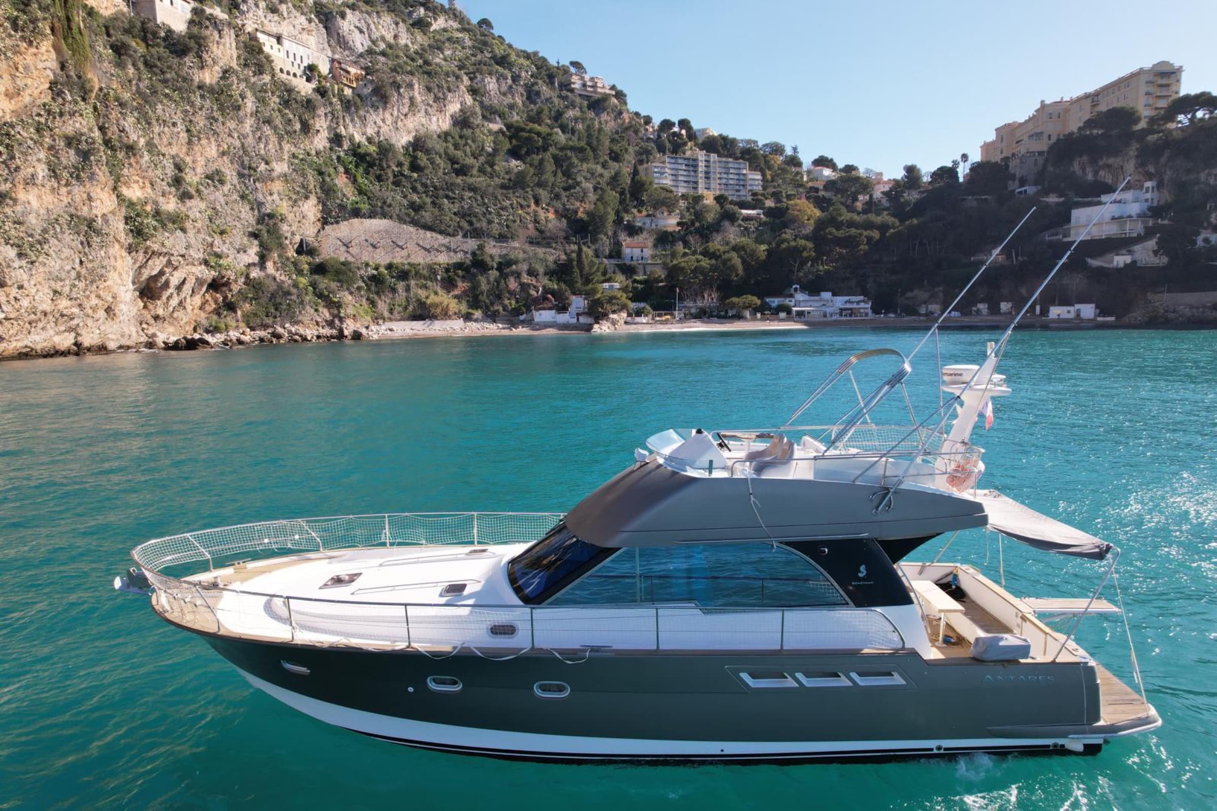 Le Beneteau Antares 13.80 au mouillage devant la côte de Cap-d'Ail, près de Monaco
