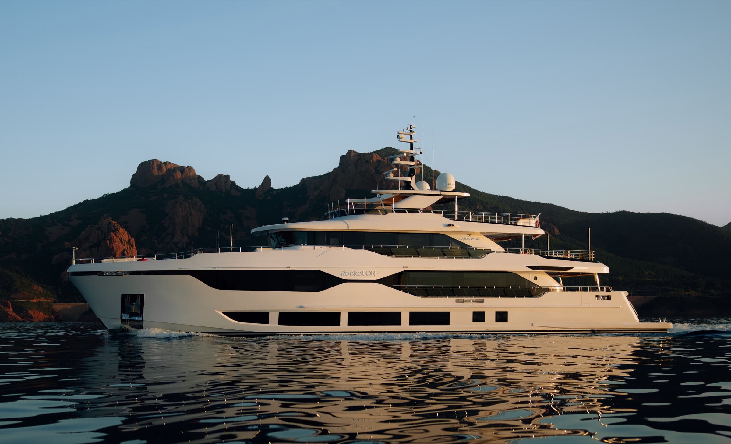 Le Majesty 120 en navigation au large de l'Estérel, superyacht de 37 mètres sur la Côte d'Azur