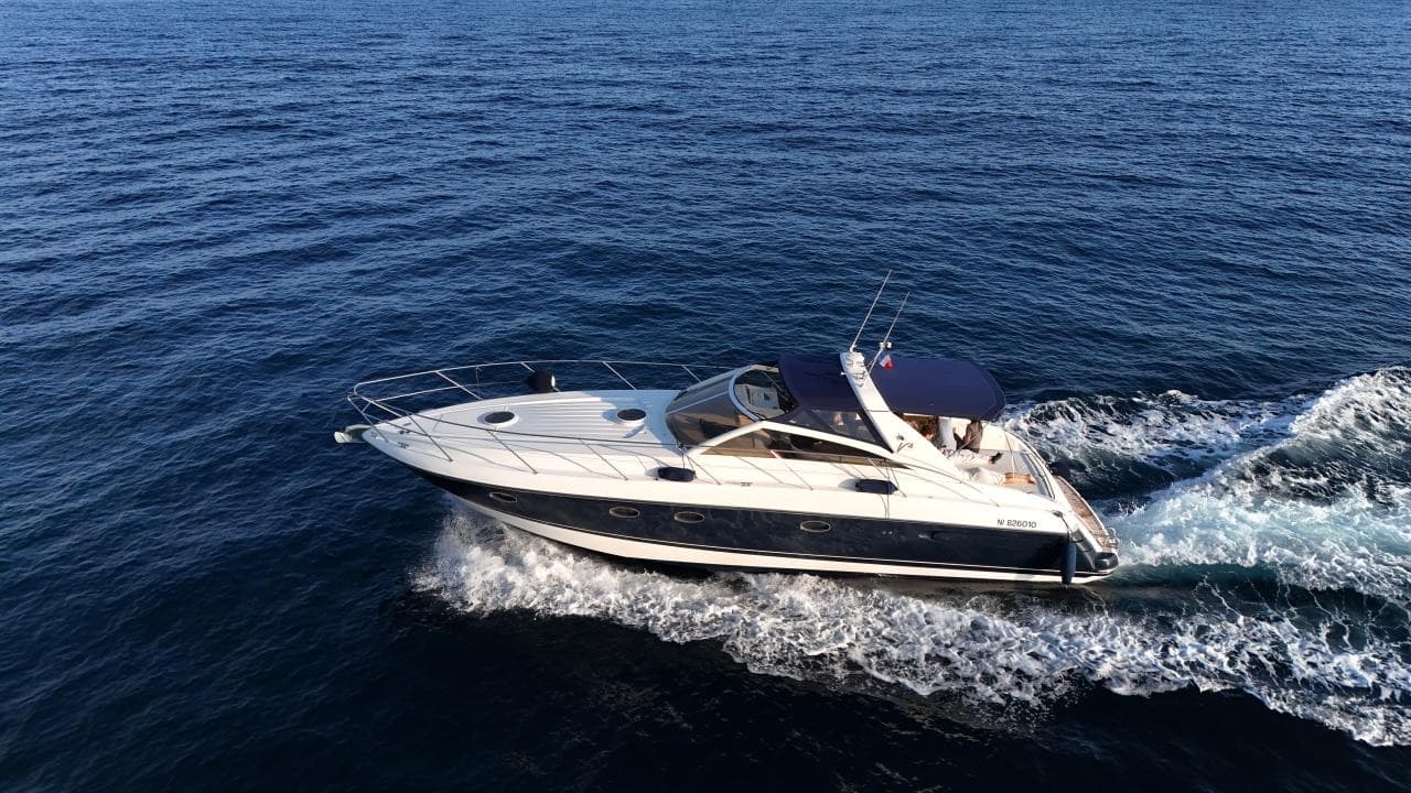 Le Princess V42 en navigation, vue aérienne de trois quarts sur la Méditerranée