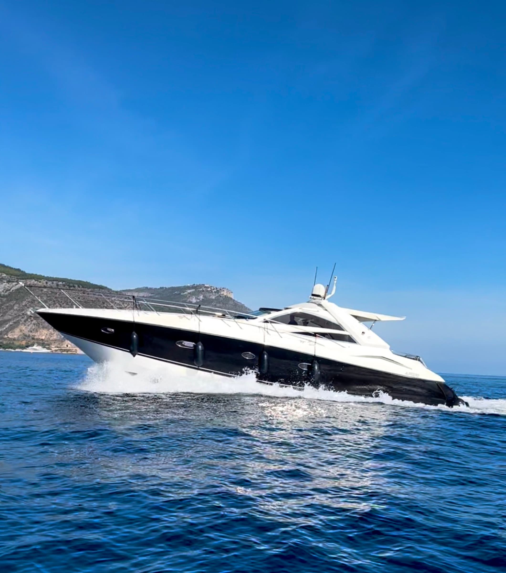 Le Sunseeker Portofino 53 à coque noire fendant la Méditerranée, vue de trois quarts