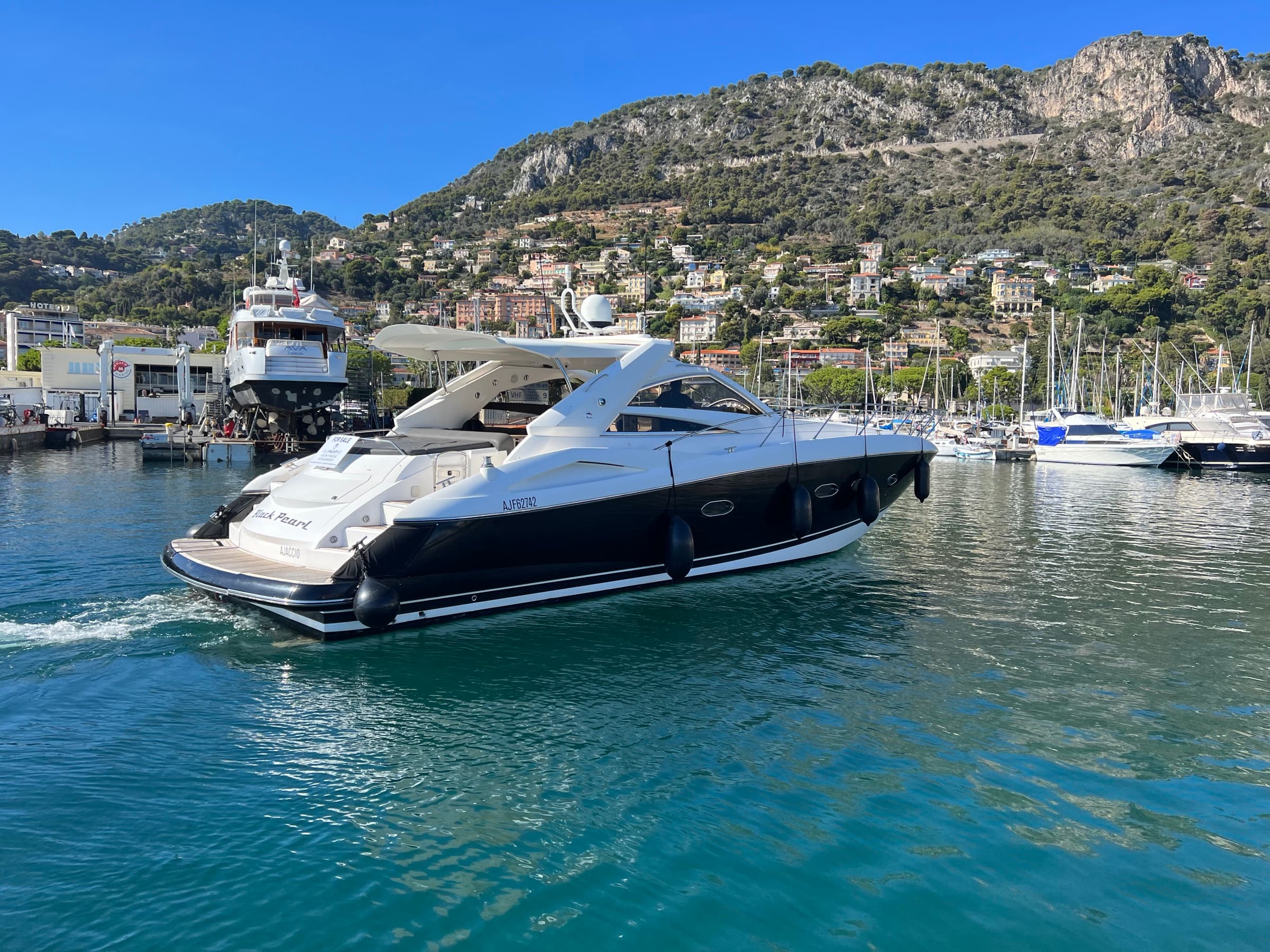 Le Sunseeker Portofino 53 manœuvrant à l'entrée du port de Beaulieu-sur-Mer