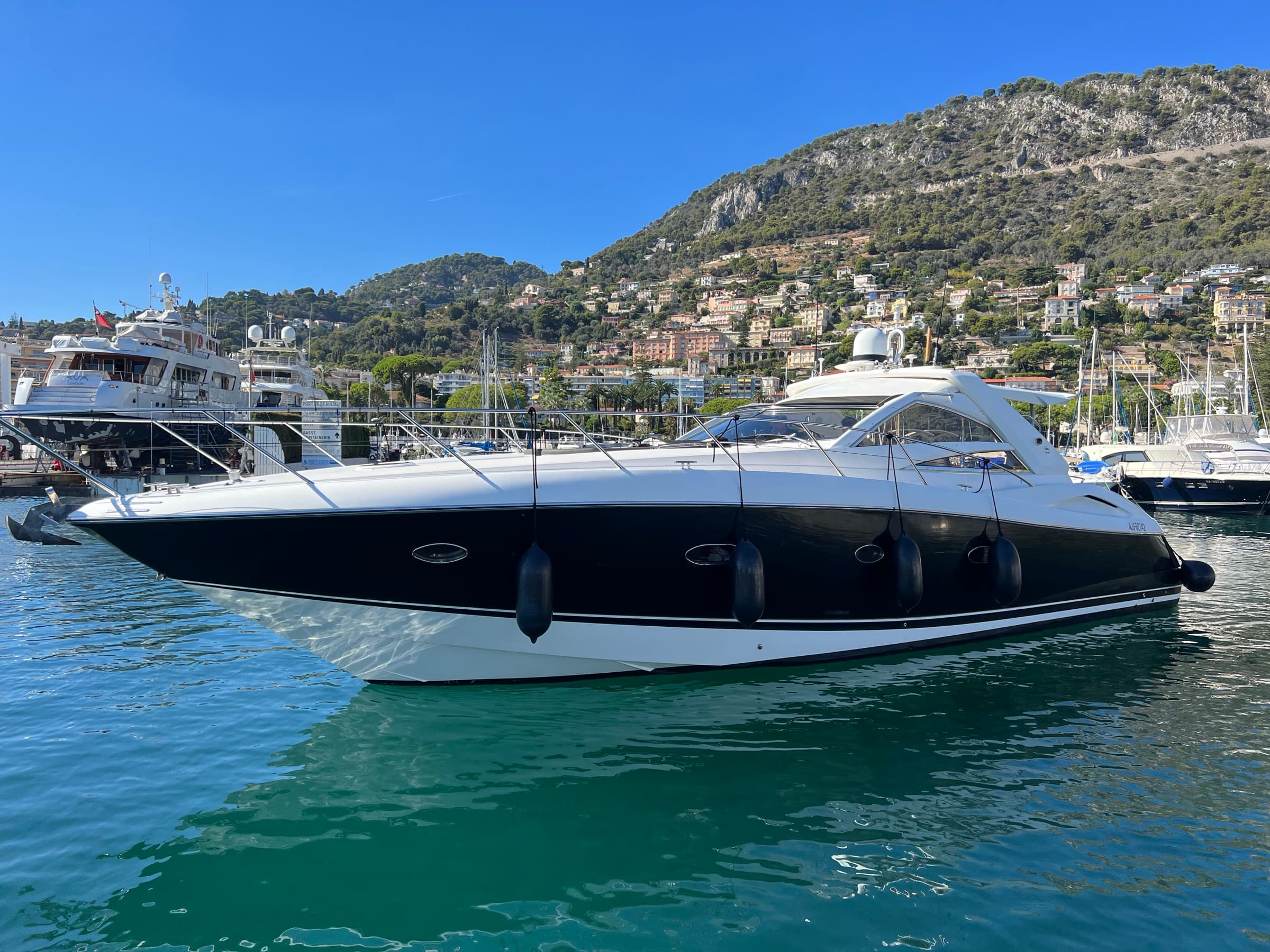 Profil du Sunseeker Portofino 53 à quai à Beaulieu-sur-Mer