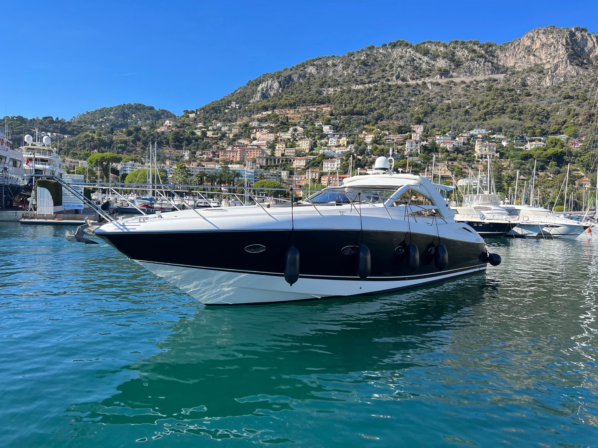 Le Sunseeker Portofino 53 vu de proue dans le port de Beaulieu-sur-Mer