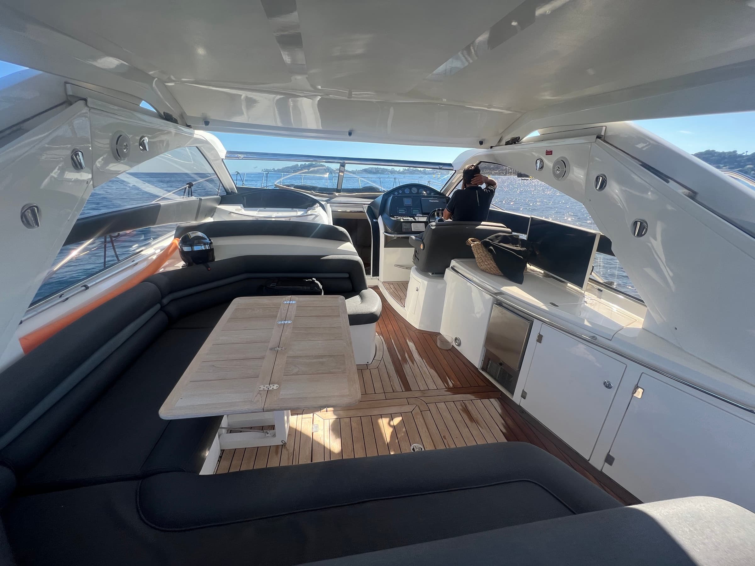 Le cockpit arrière et le carré ouvert du Sunseeker Portofino 53