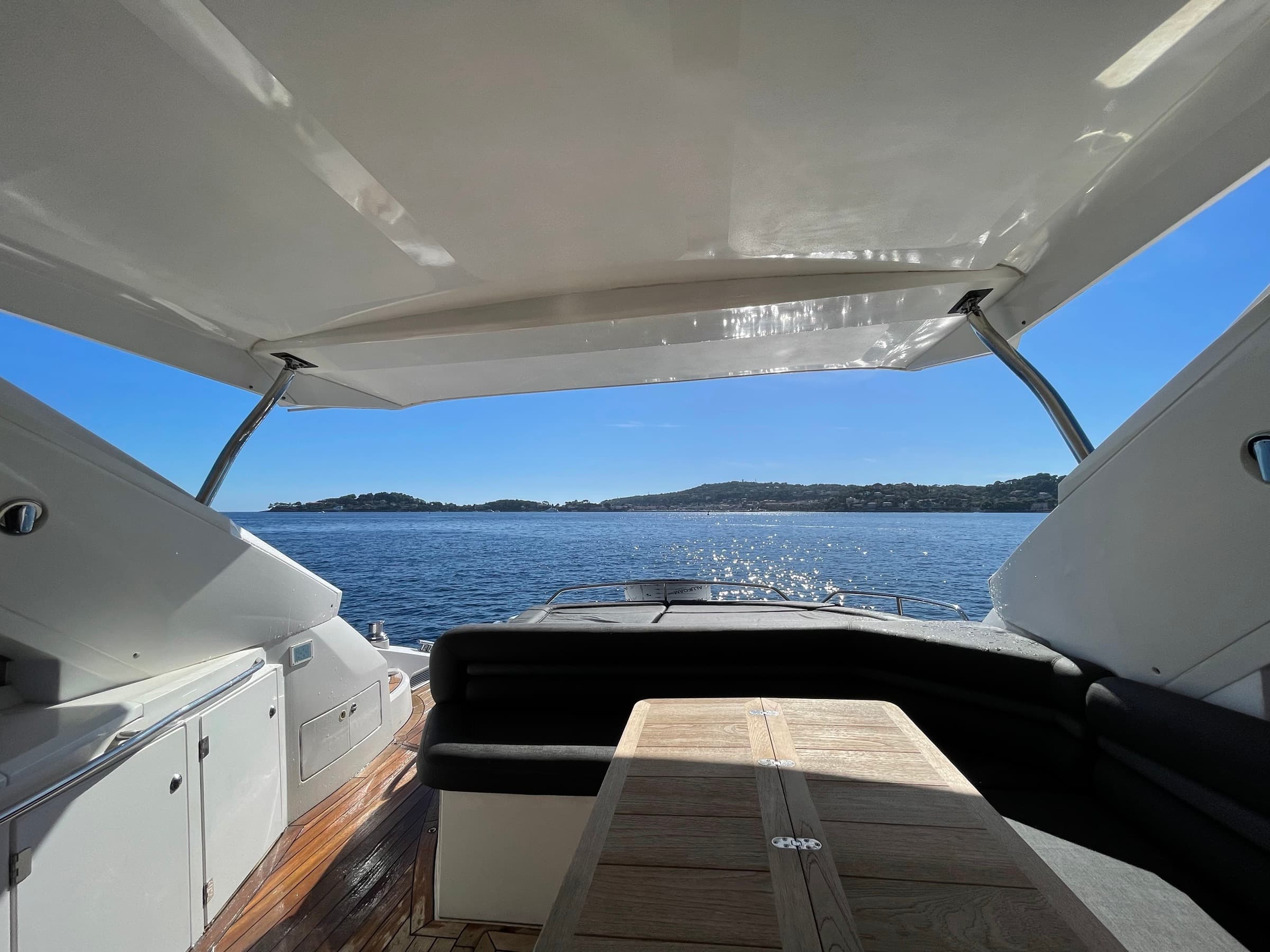 Le cockpit du Sunseeker Portofino 53 ouvert sur la mer, table de carré