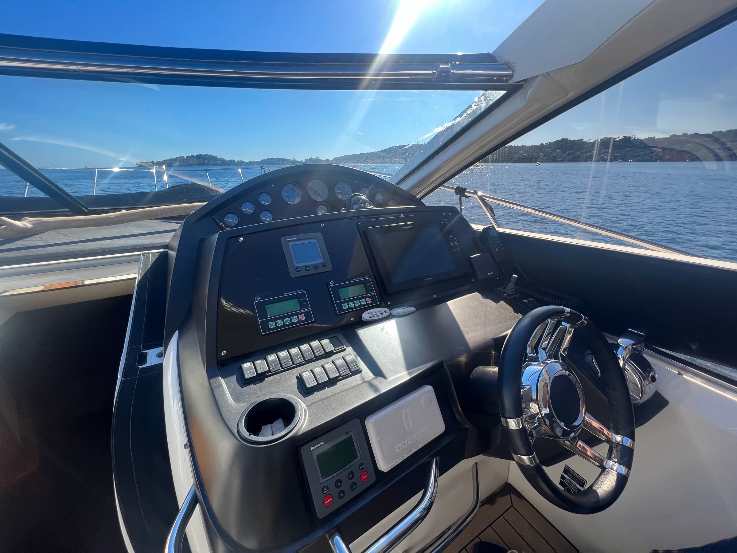 Le poste de pilotage du Sunseeker Portofino 53
