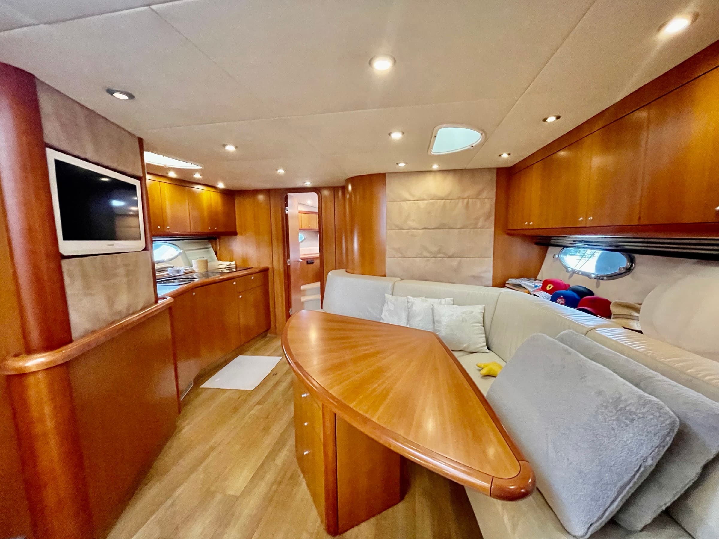 Le salon intérieur et son coin repas à bord du Sunseeker Portofino 53