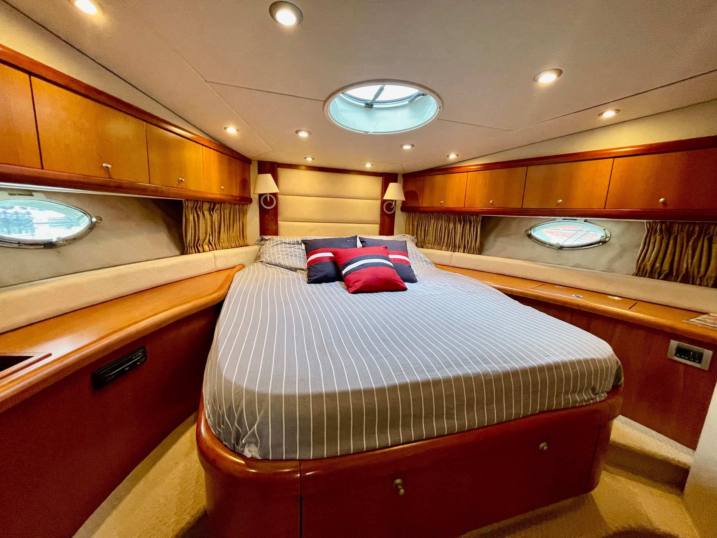 La cabine armateur du Sunseeker Portofino 53