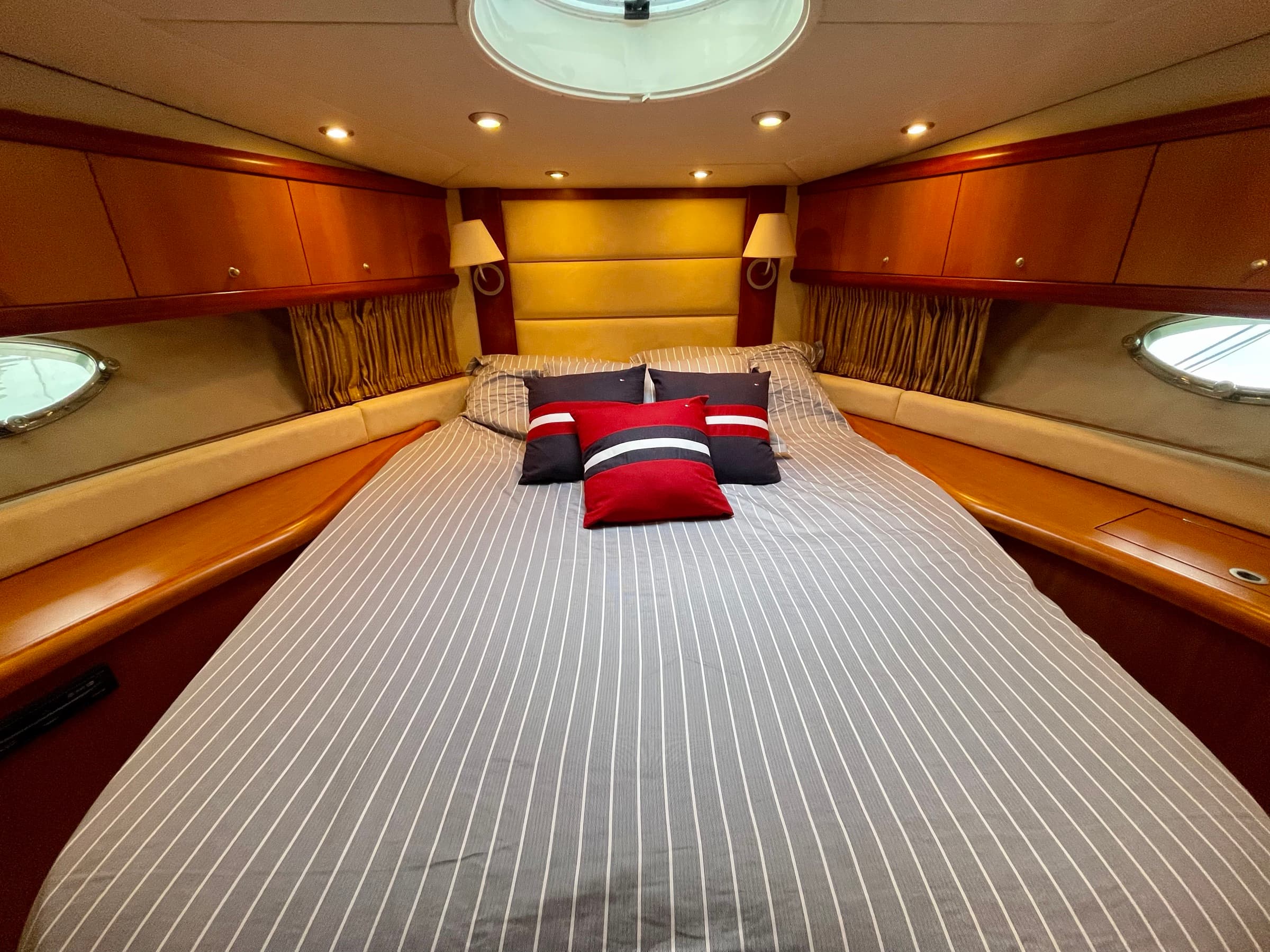 La cabine arrière du Sunseeker Portofino 53