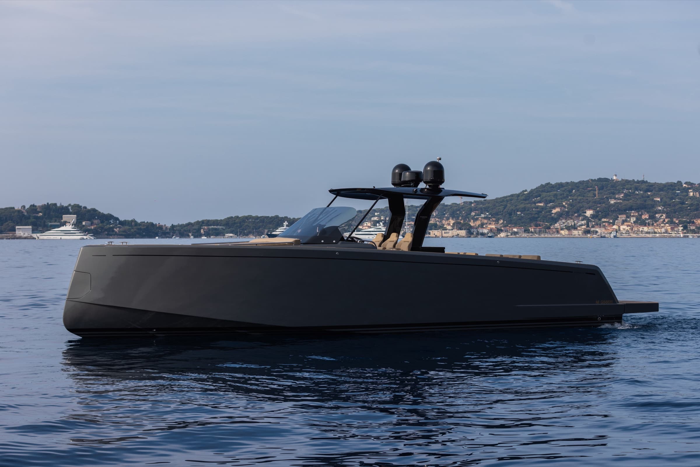 Le Pardo 43 au mouillage devant le Cap-Ferrat