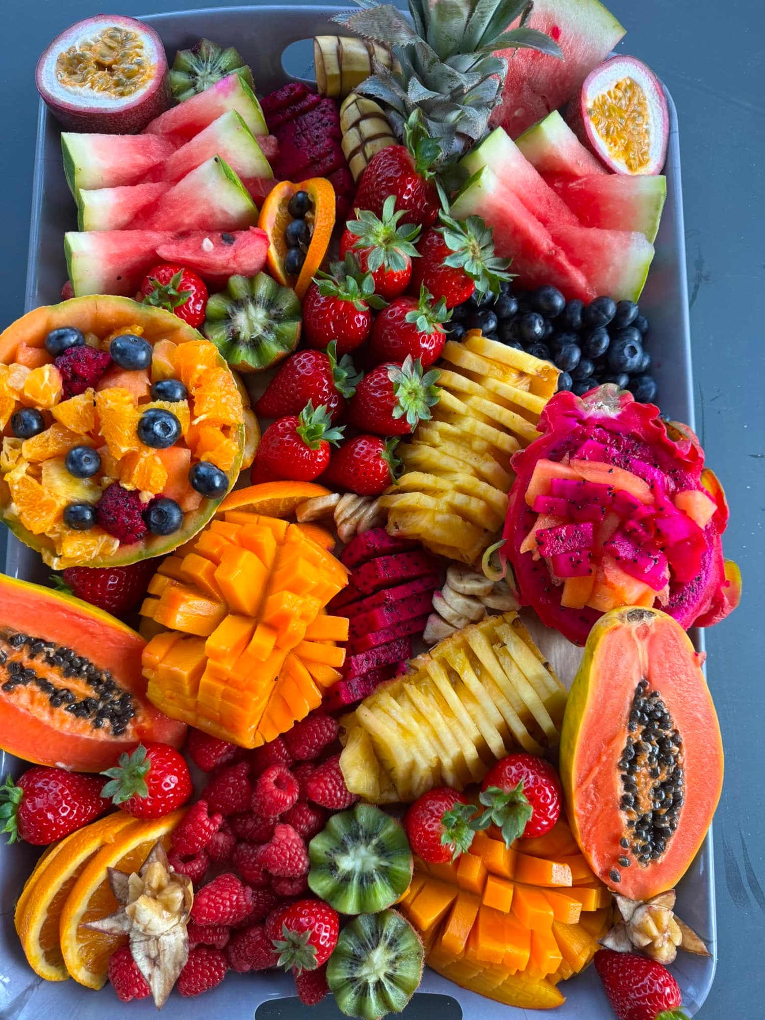 Plateau de fruits frais coloré du traiteur à bord ALL YACHT
