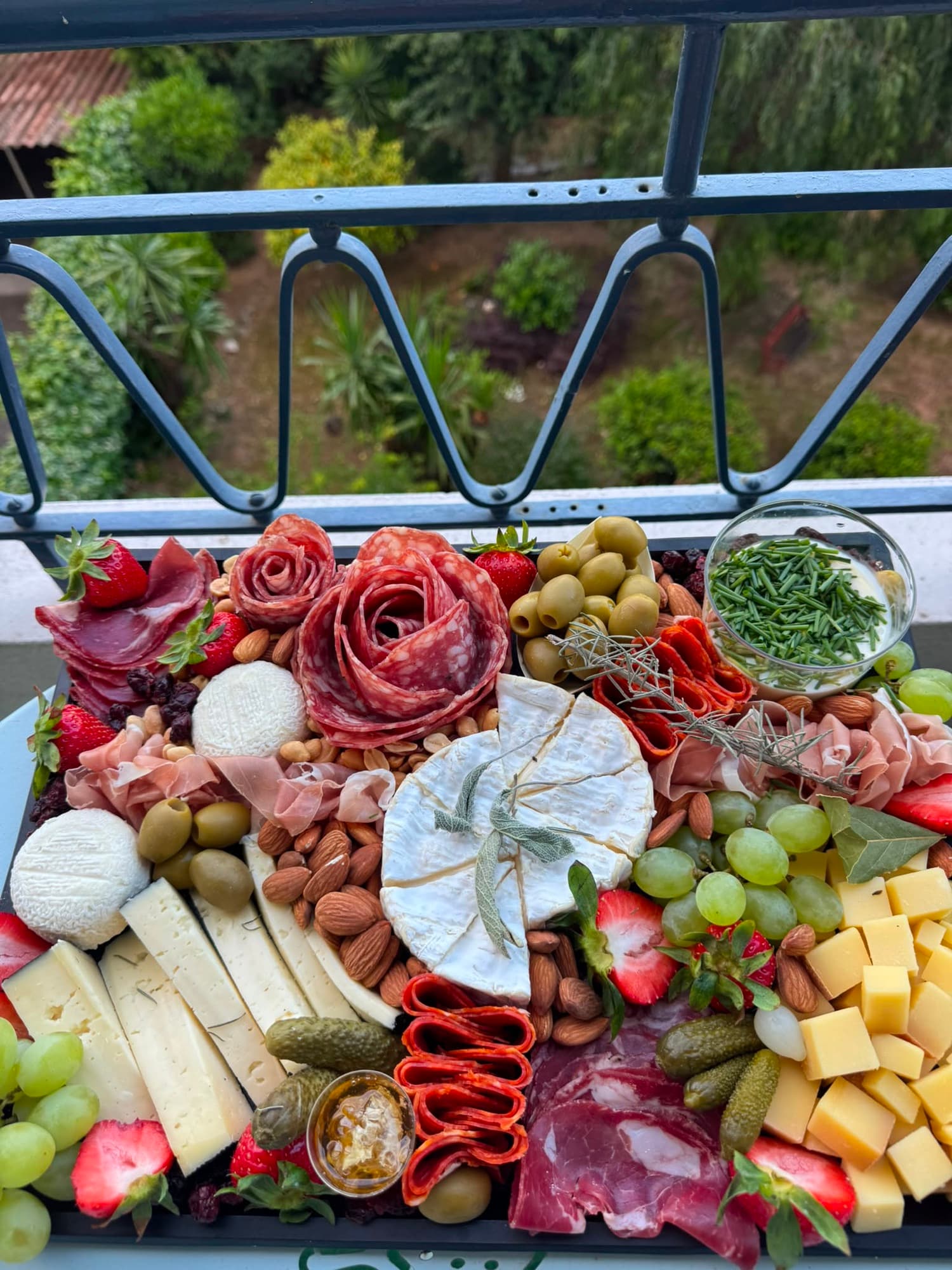 Planche de charcuterie et fromages généreuse du traiteur à bord ALL YACHT
