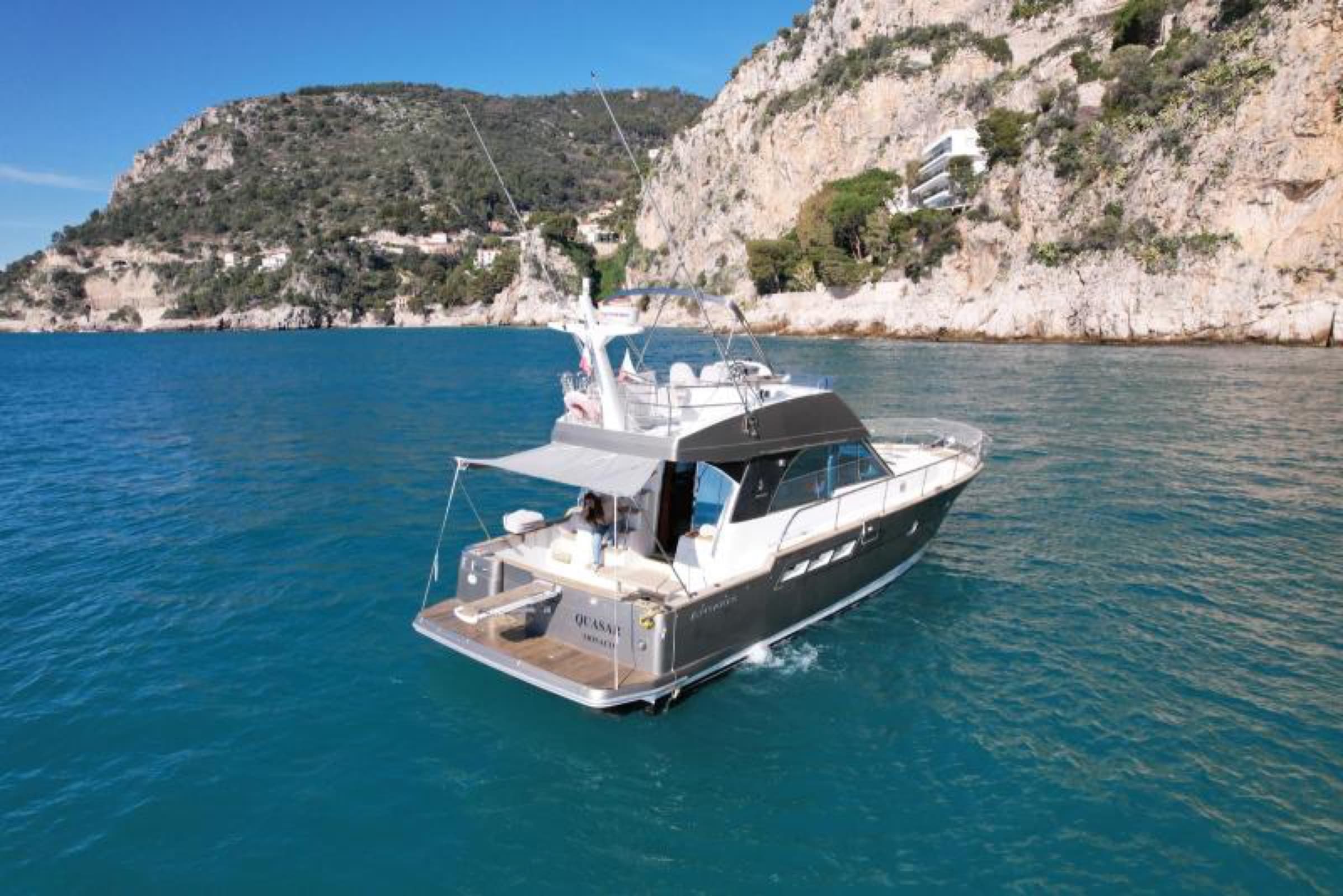 Le Beneteau Antares 13.80 et son flybridge au mouillage près du Cap-Ferrat