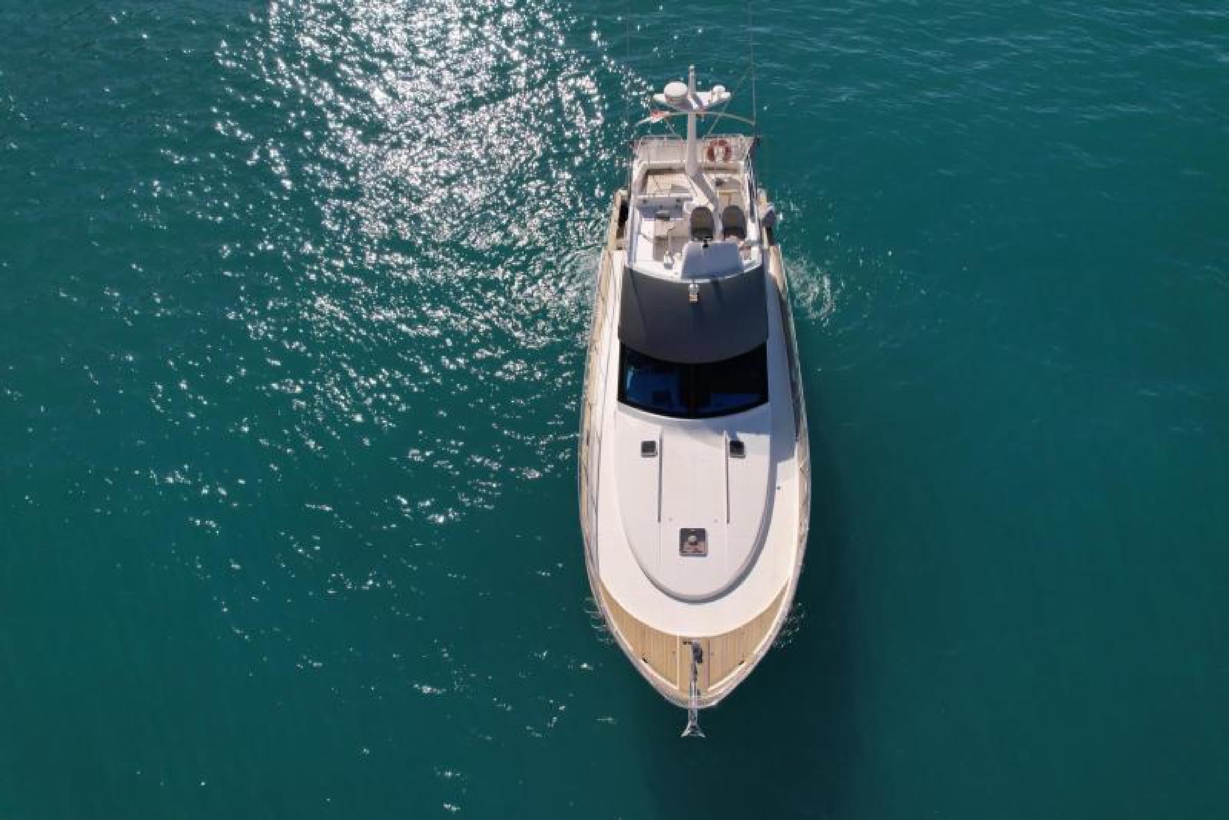 Vue aérienne du Beneteau Antares 13.80 sur la Méditerranée