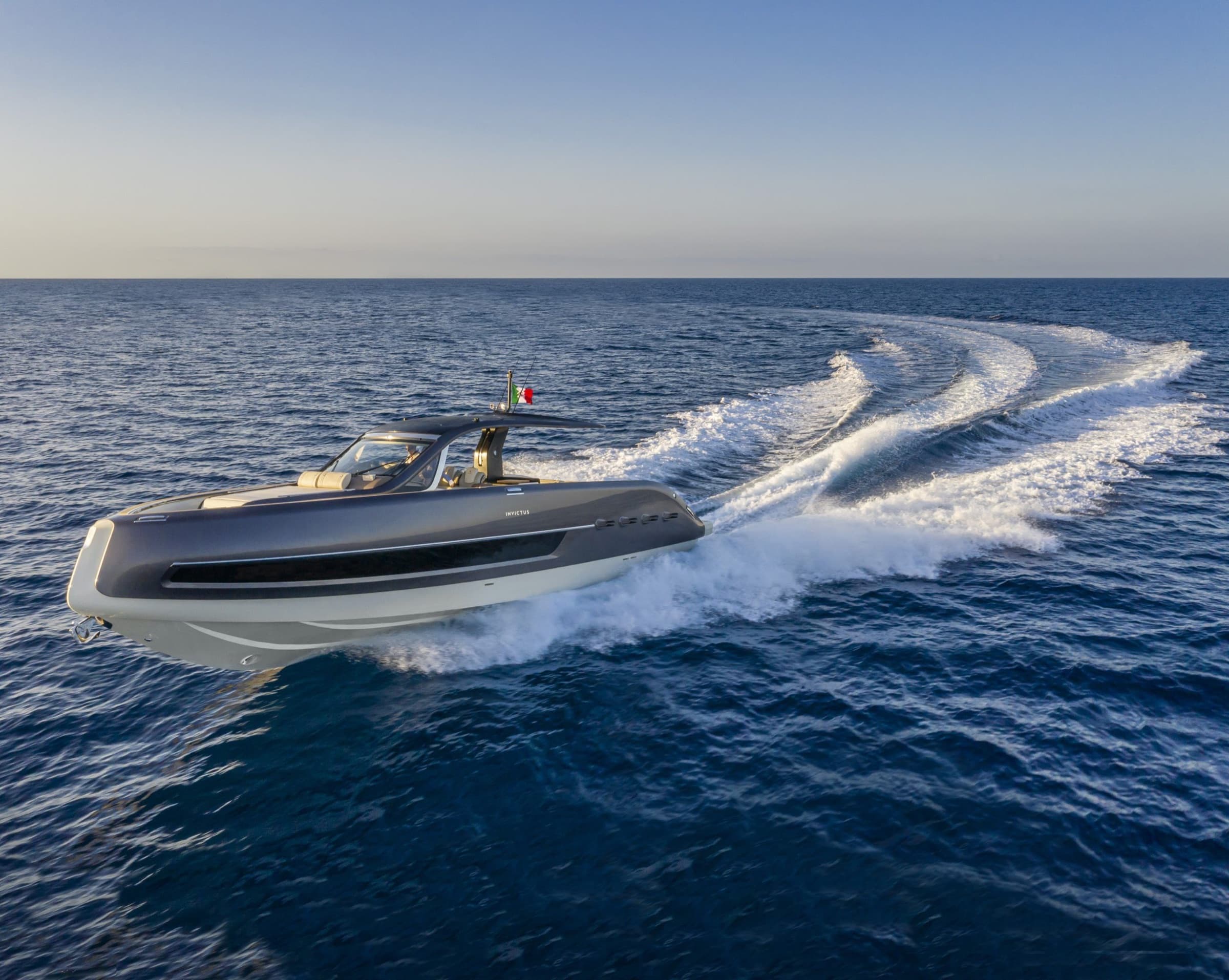 L'Invictus TT 460 gris en navigation sur mer ouverte, vue de trois quarts avant