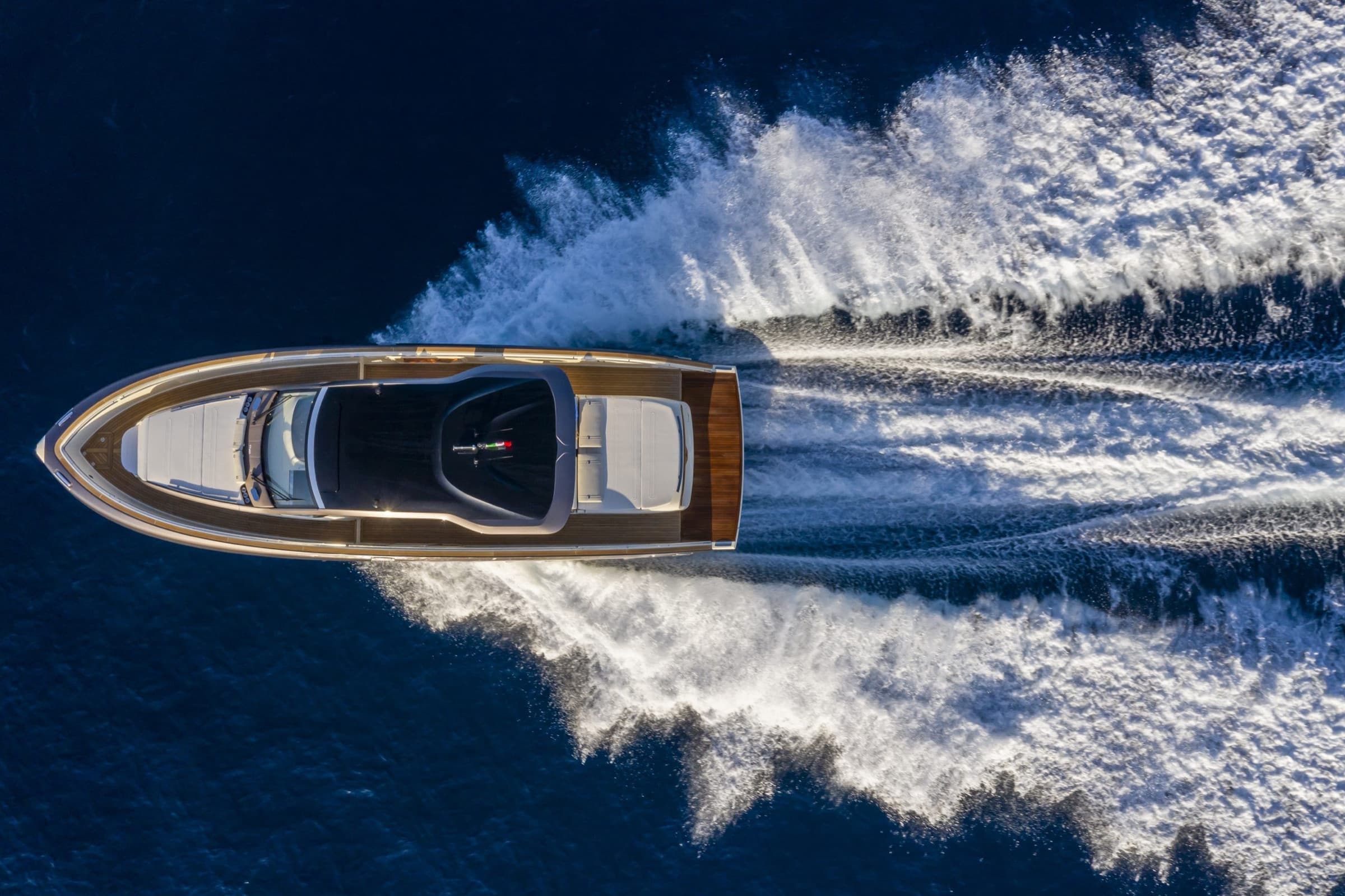 Vue aérienne de l'Invictus TT 460 lancé sur la Méditerranée