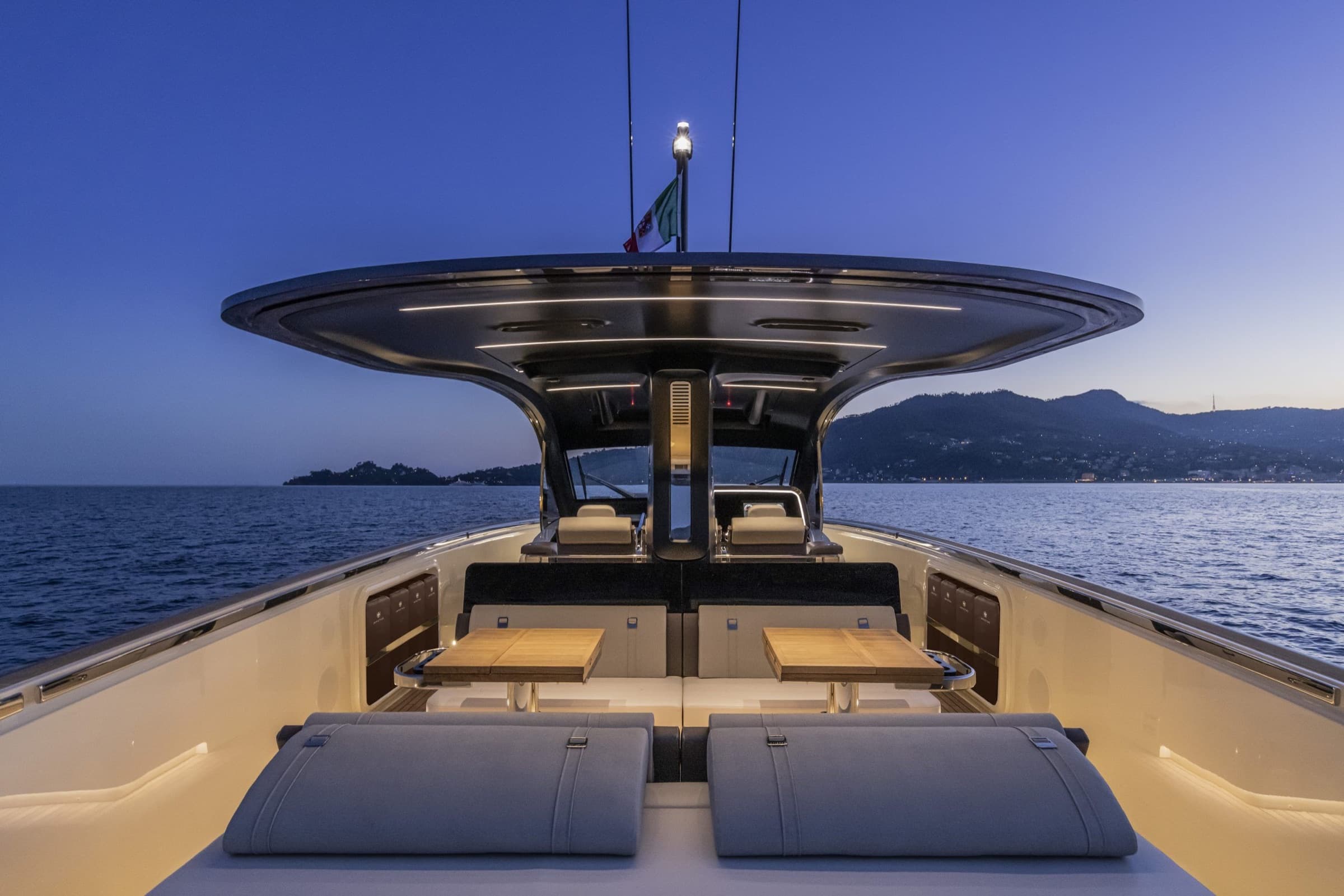 Les bains de soleil avant de l'Invictus TT 460 au coucher du soleil