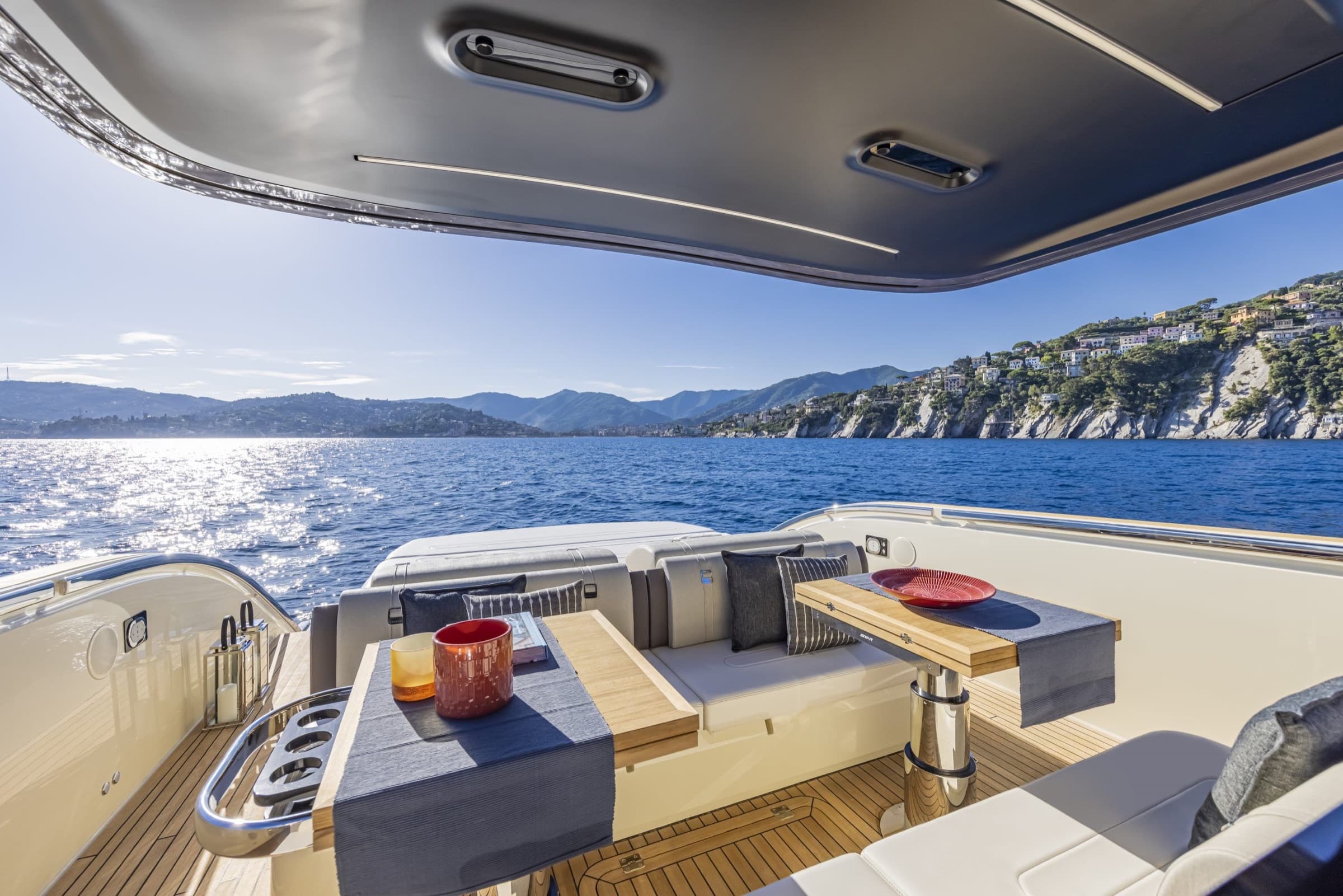 Le cockpit arrière de l'Invictus TT 460 face aux falaises du Cap-Ferrat