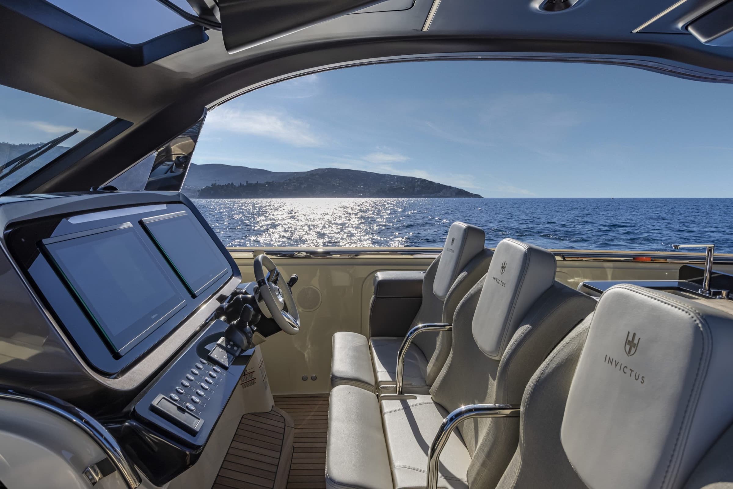 Le poste de pilotage et les assises de l'Invictus TT 460 ouverts sur la mer