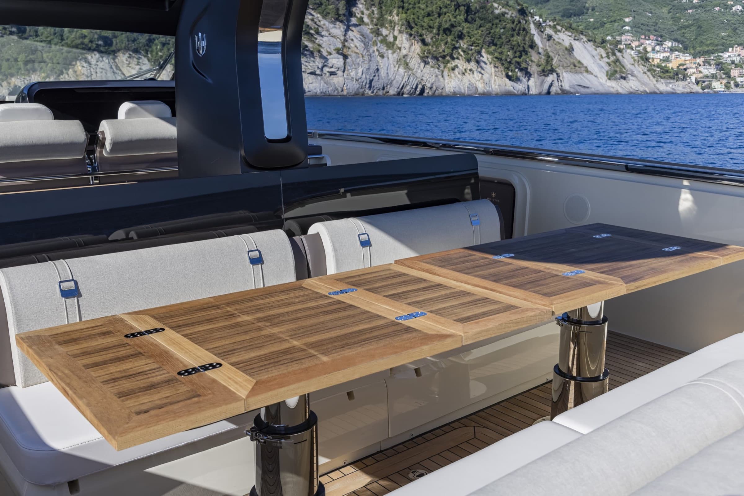 Le cockpit et la table du carré de l'Invictus TT 460