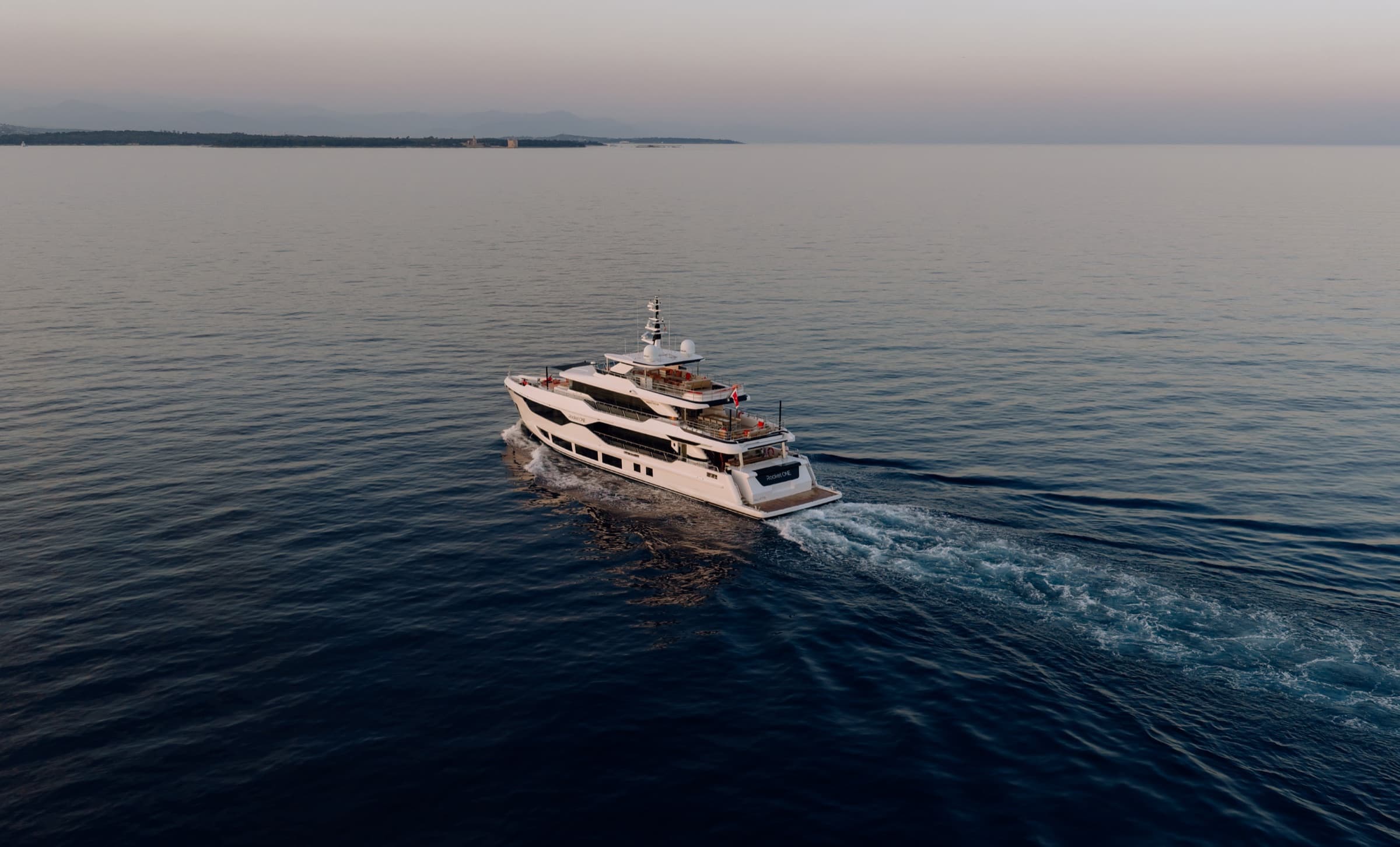 Le Majesty 120 en route sur la Méditerranée, vue aérienne