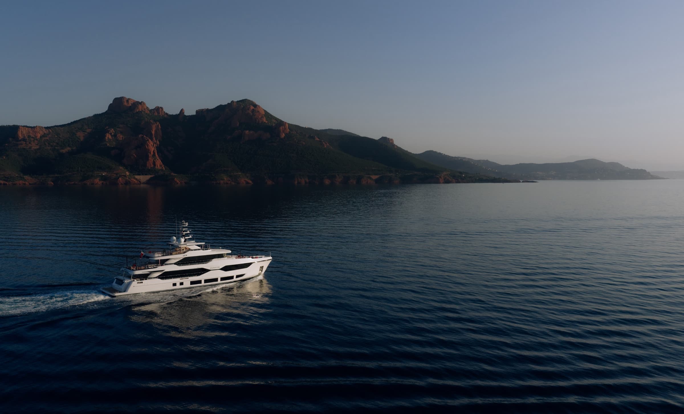 Le Majesty 120 longeant les roches rouges de l'Estérel, Côte d'Azur