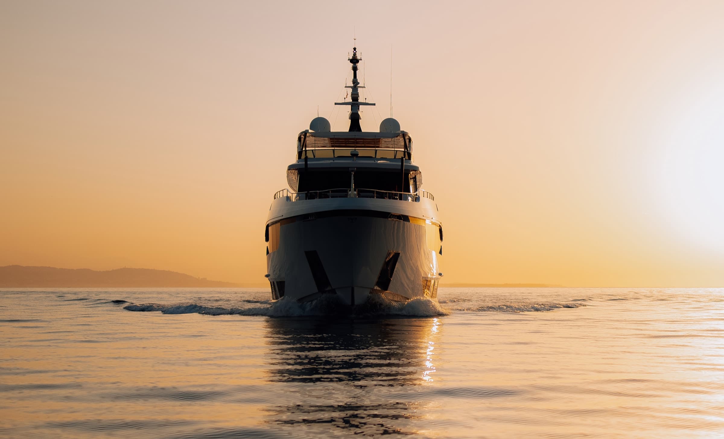 Le Majesty 120 de proue dans la lumière dorée du soir