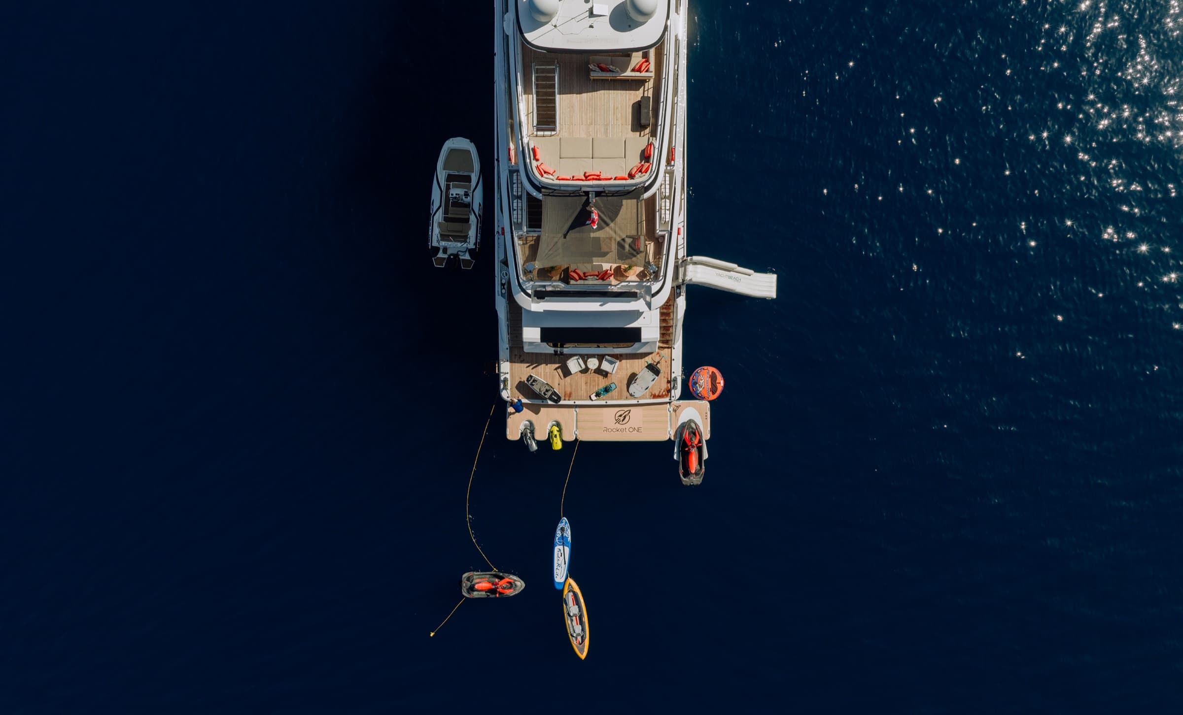 Vue aérienne du Majesty 120 au mouillage, annexe et jouets nautiques à l'eau