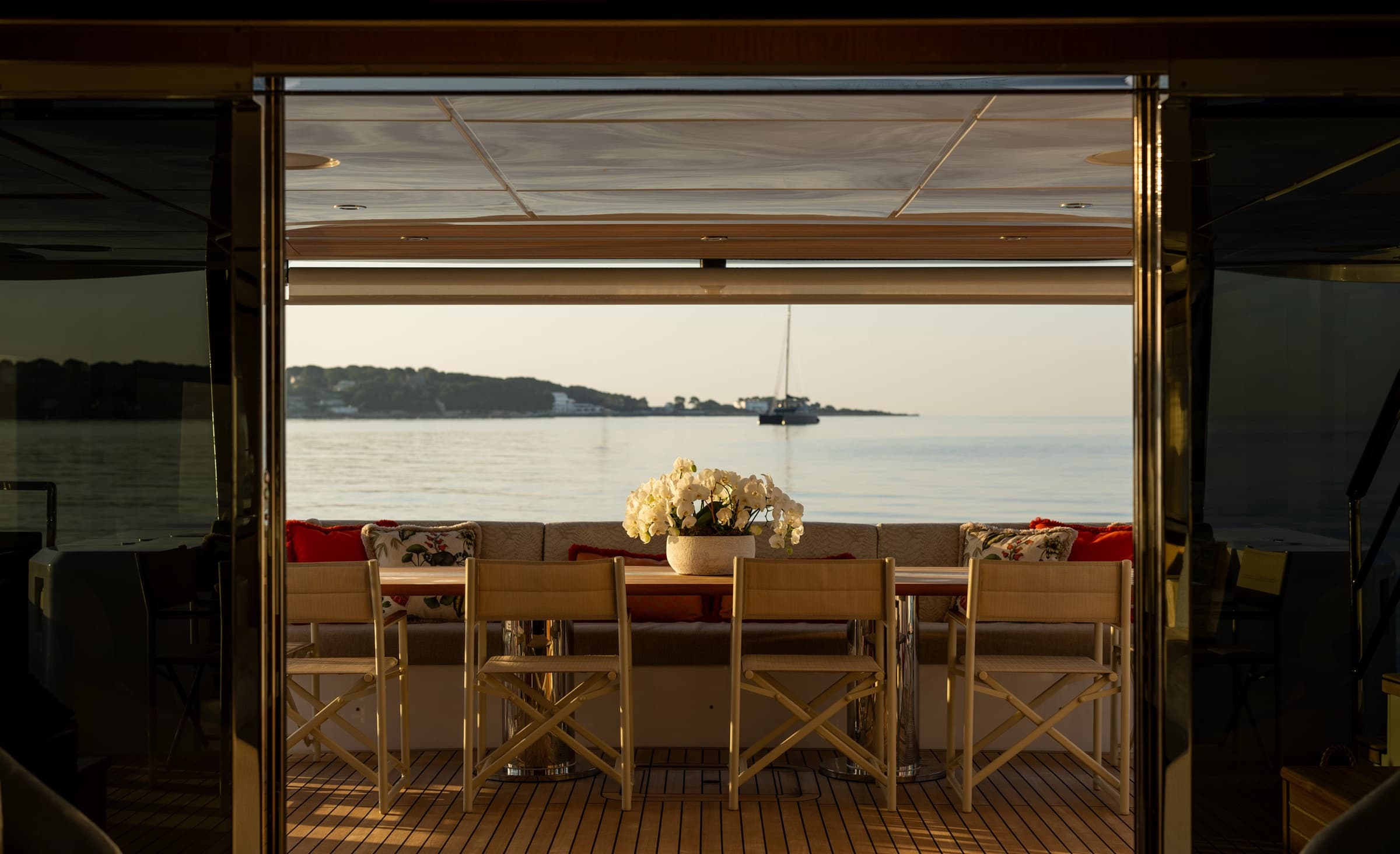Le pont arrière et sa table à manger en plein air à bord du Majesty 120, face à la mer