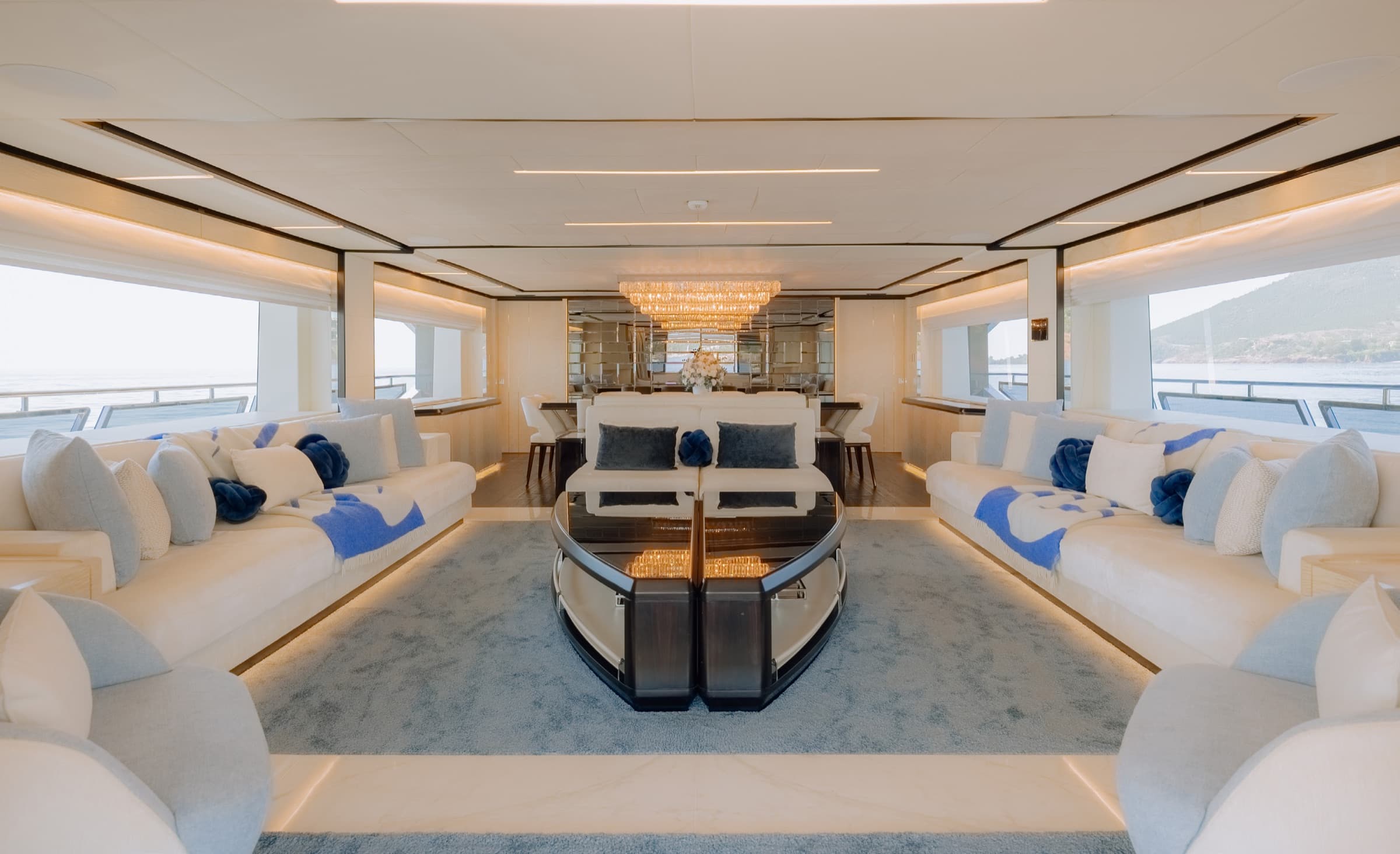 Le salon principal lumineux du Majesty 120 avec vue sur la Méditerranée