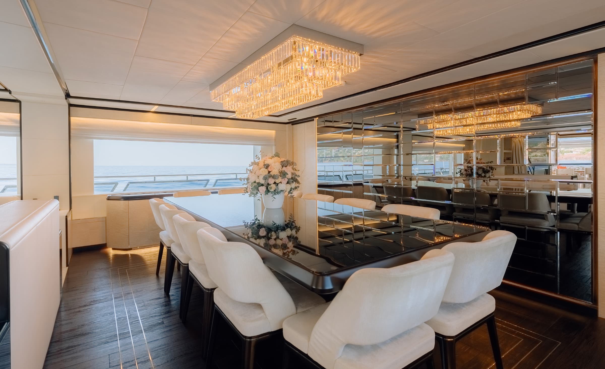 La salle à manger intérieure du Majesty 120 et son lustre