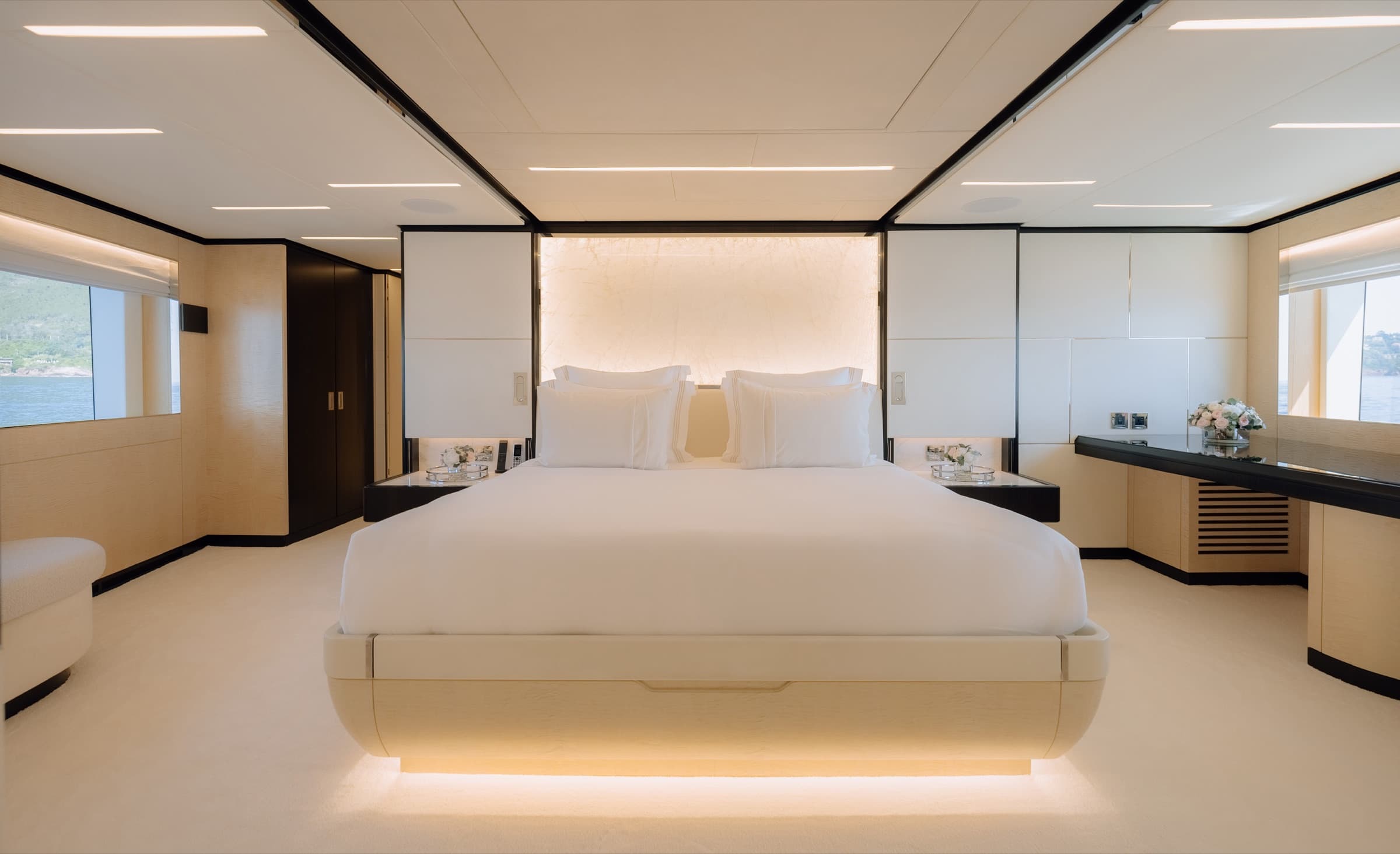La suite armateur du Majesty 120, couchage double face aux baies vitrées