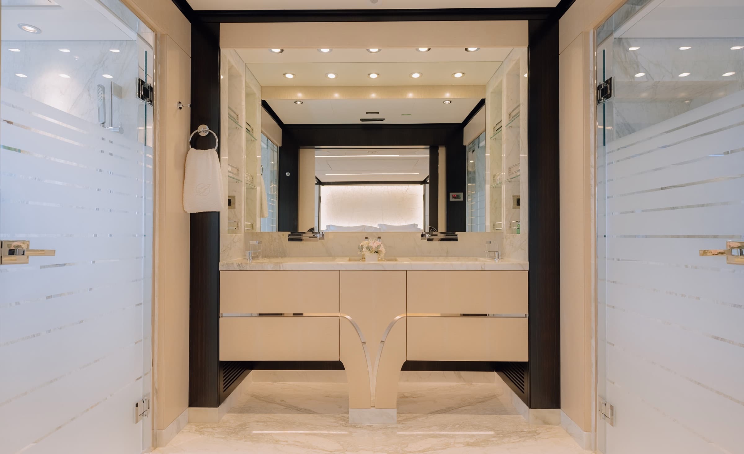 Une cabine du Majesty 120, tête de lit et éclairage d'ambiance