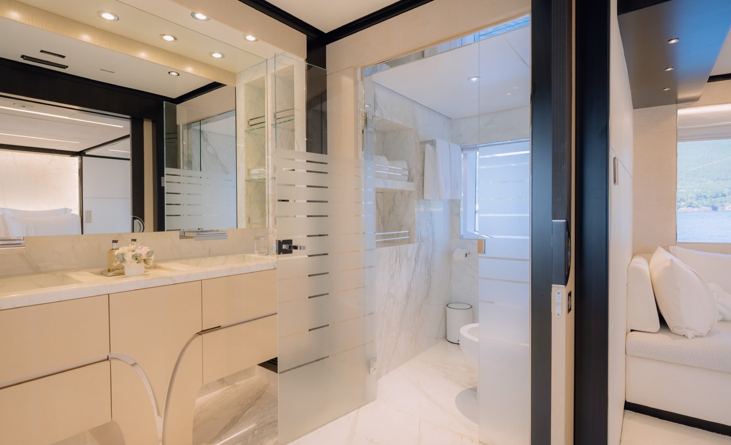 La salle de bains de la suite armateur du Majesty 120, double vasque