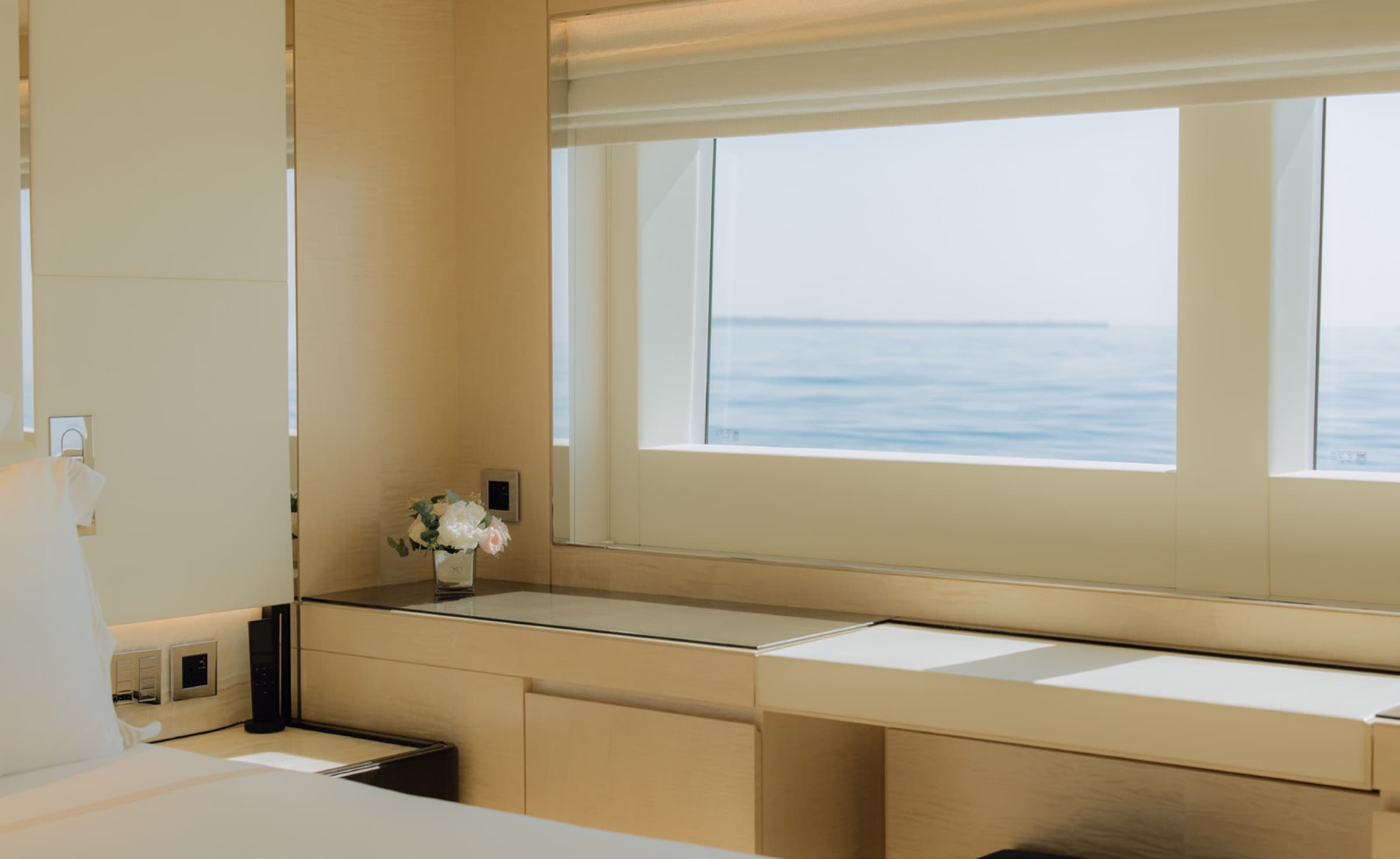 Une salle de bains du Majesty 120, vasque et hublot