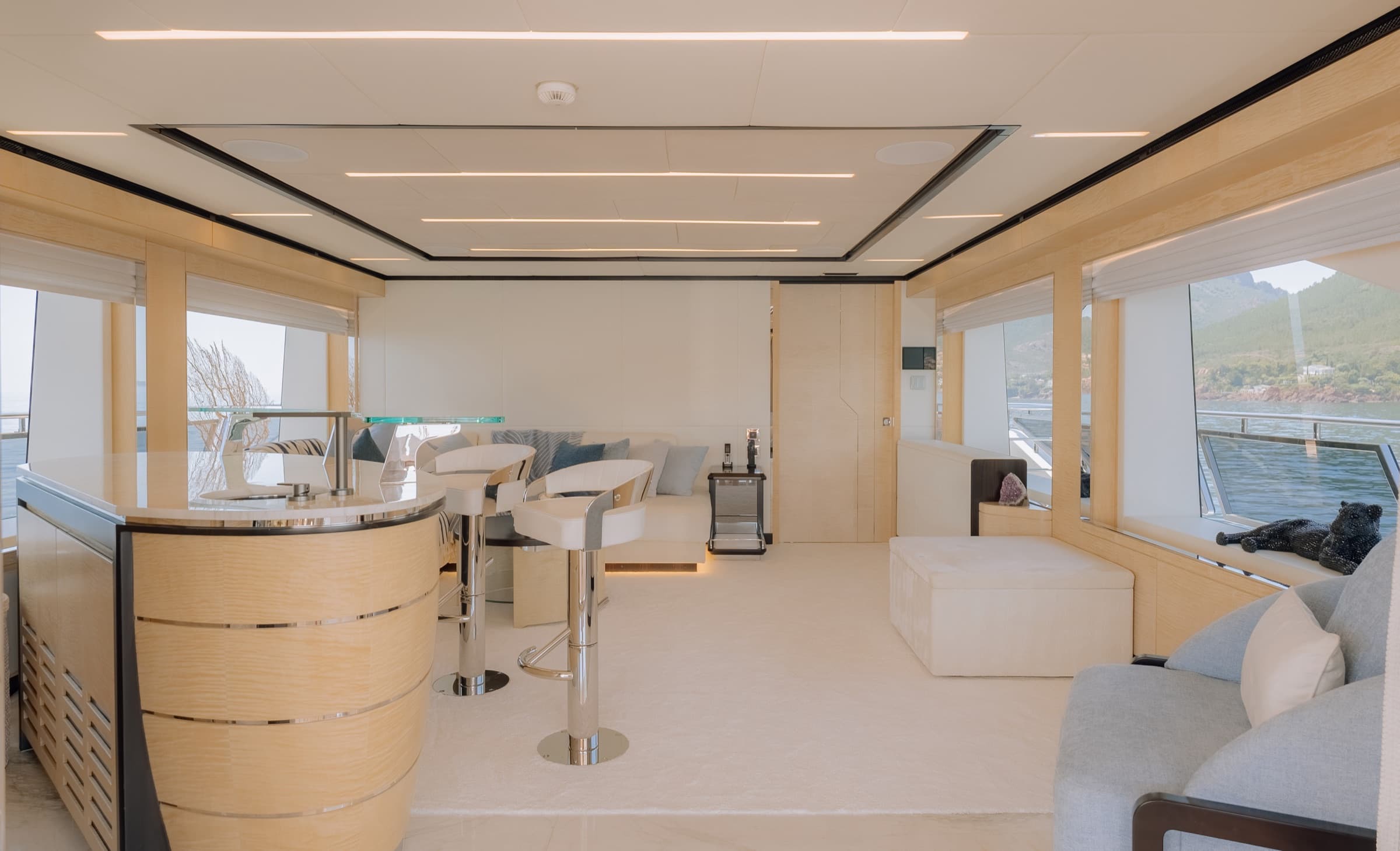 Le sky-lounge du Majesty 120, bar et assises face à la mer