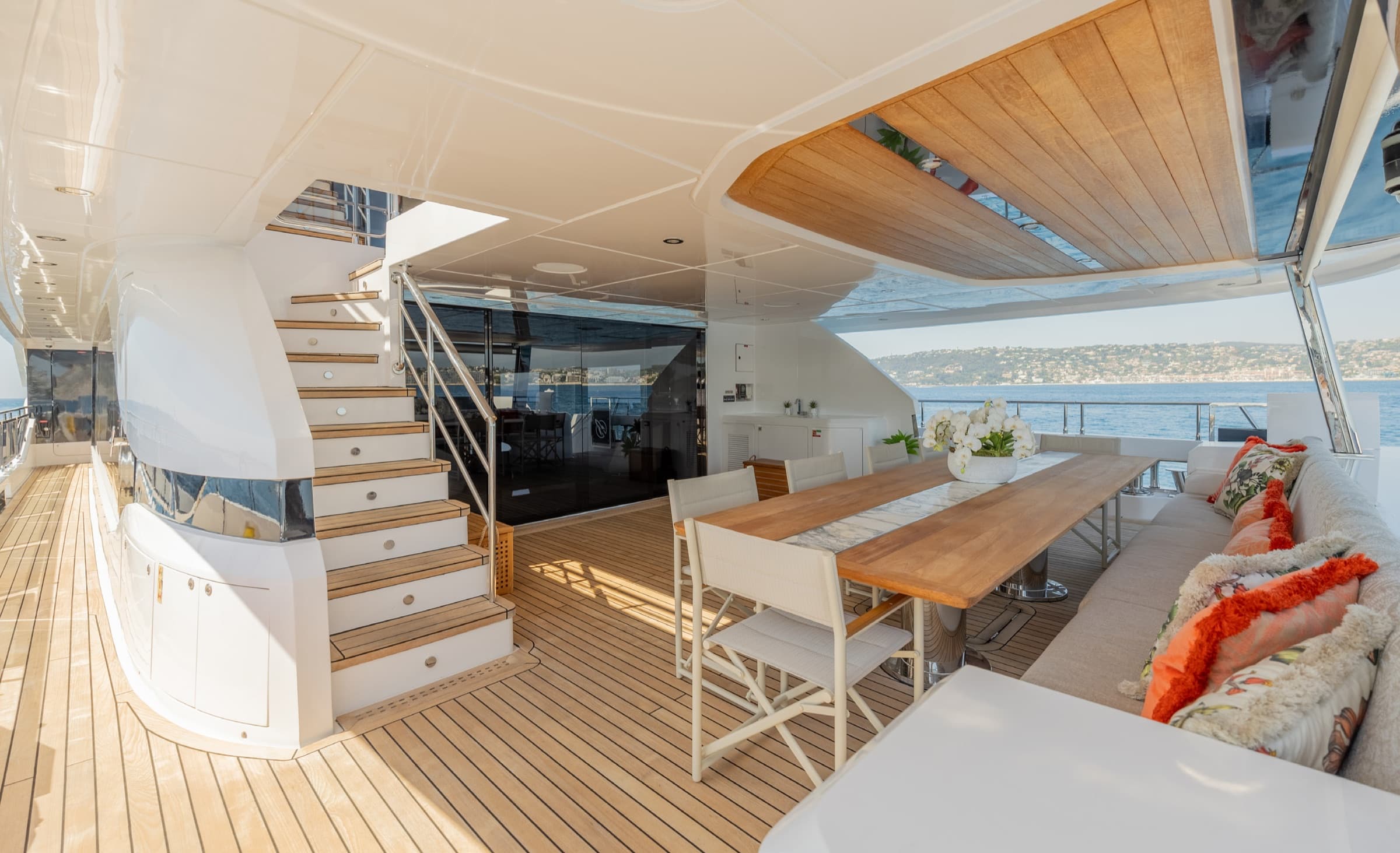 Un salon intérieur du Majesty 120 avec coin repas et escalier
