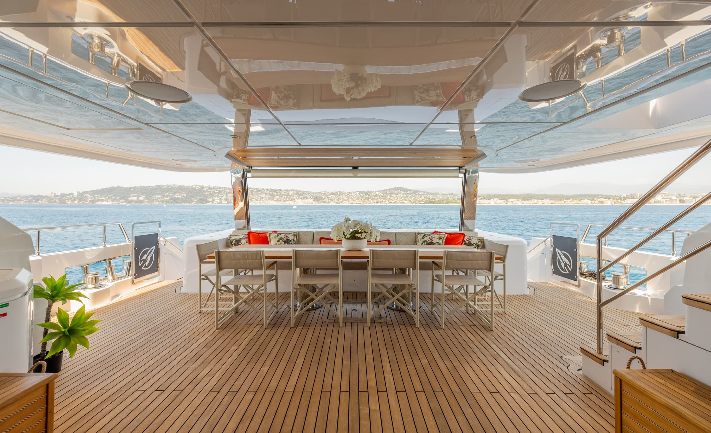 Le pont arrière du Majesty 120, dîner en plein air à l'ombre