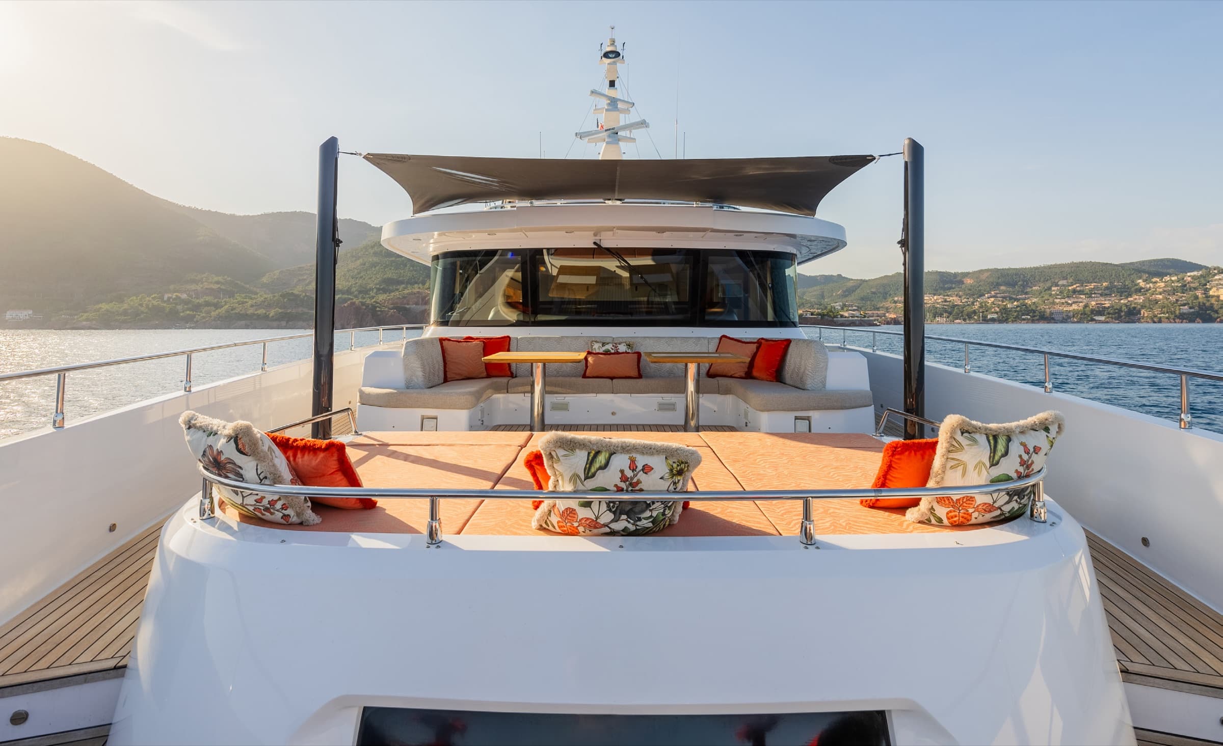 Le flybridge du Majesty 120, table à manger sous hardtop