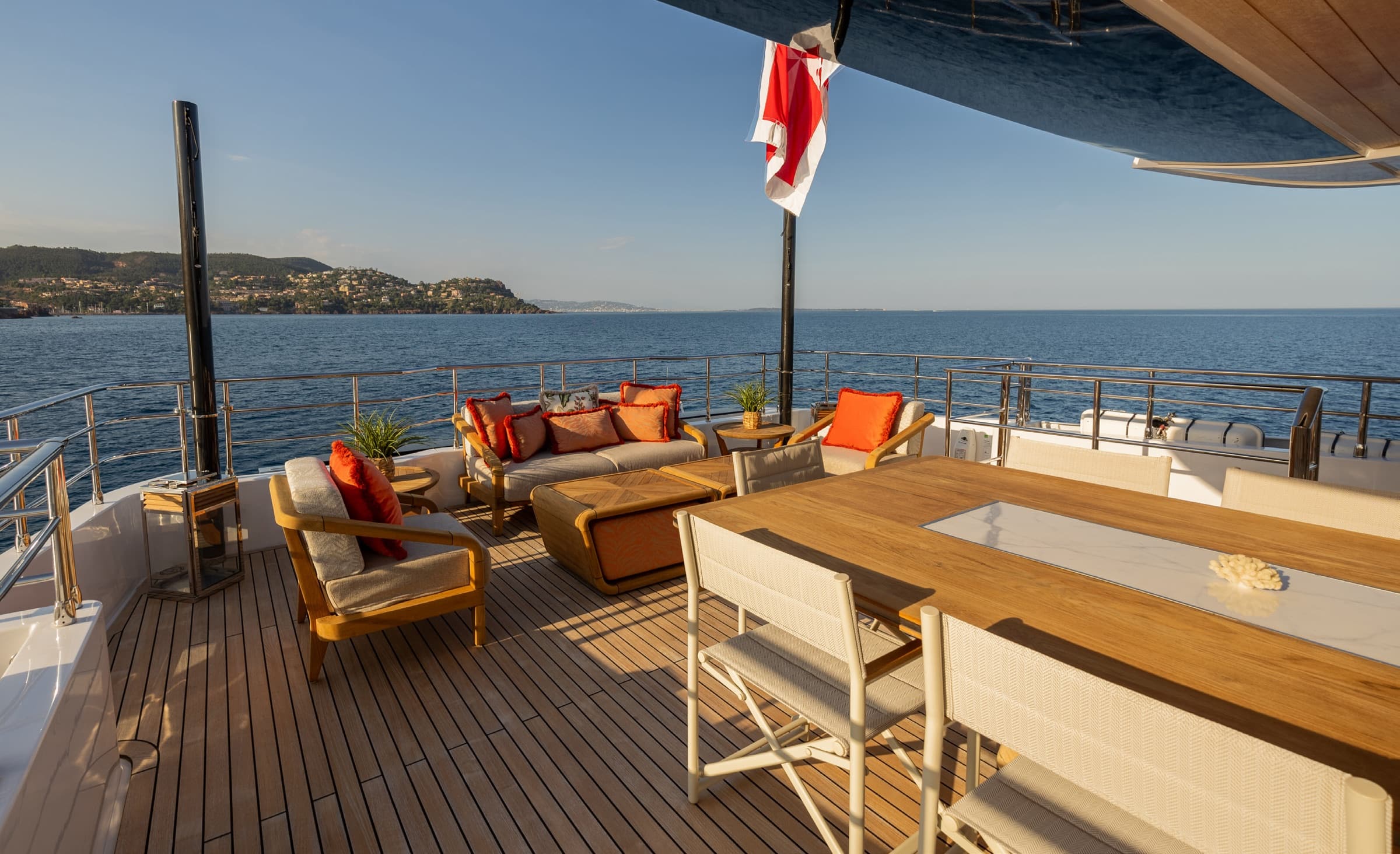 Le pont arrière du Majesty 120 et sa table à manger, vue mer